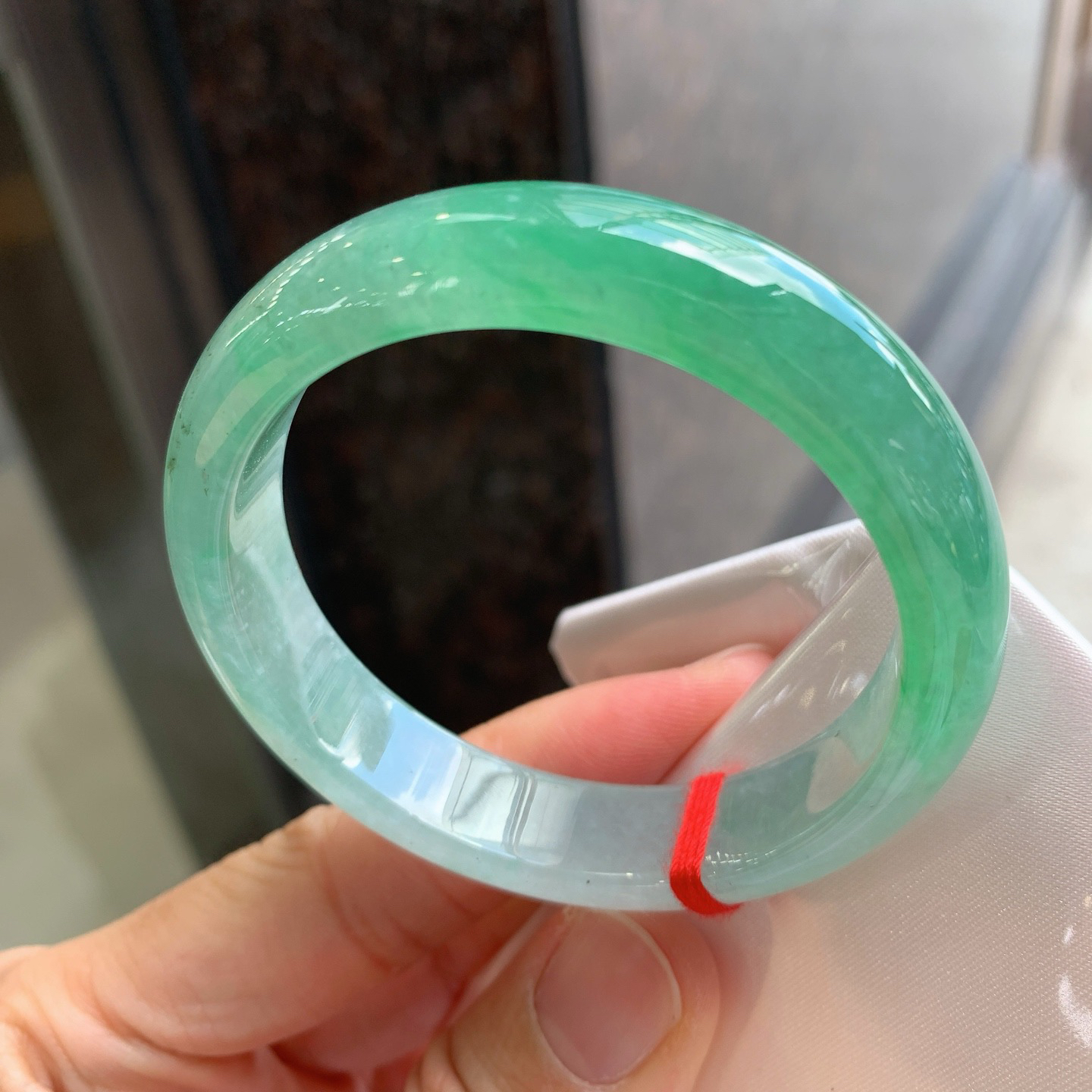 正圈冰飘绿 有杂质 尺寸：51.5/12.1/7.2  小圈口