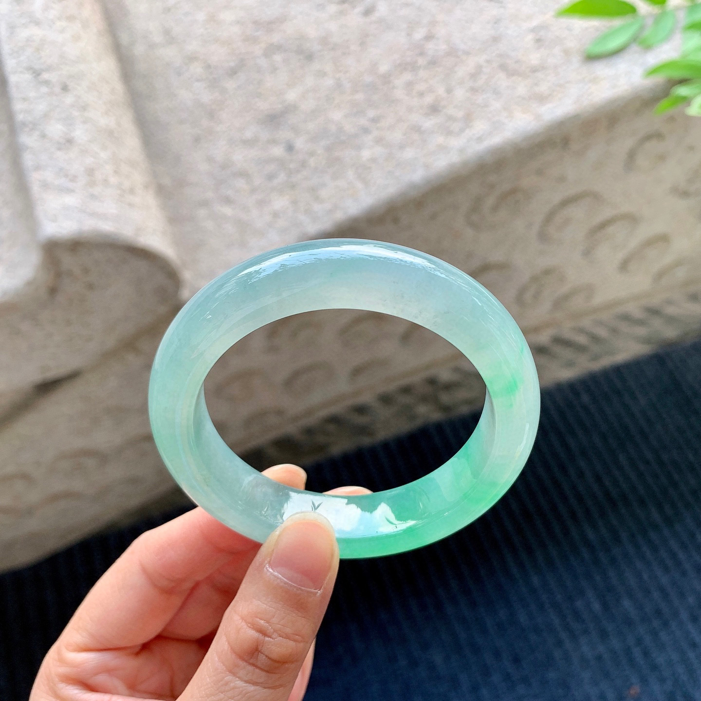 正圈53 54
【圈口】53.3/12.9/8.9
【描述】冰飘绿，水润，种老，细腻，无裂纹！