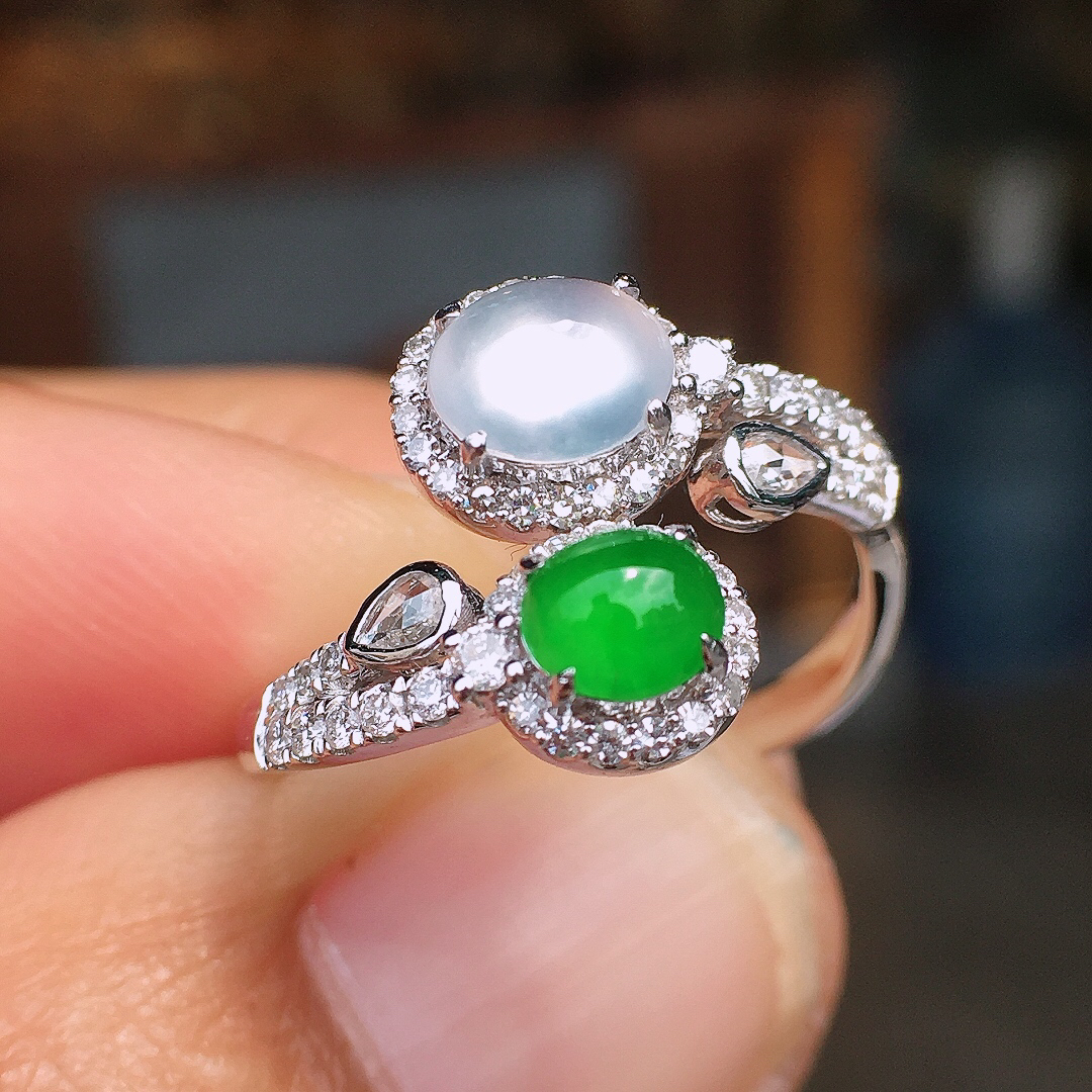 （冰+绿）二合一戒指，色泽均匀艳丽，玉质细腻，荧光感超
强，饱满圆润，尽显优雅气质，18k
金豪华镶