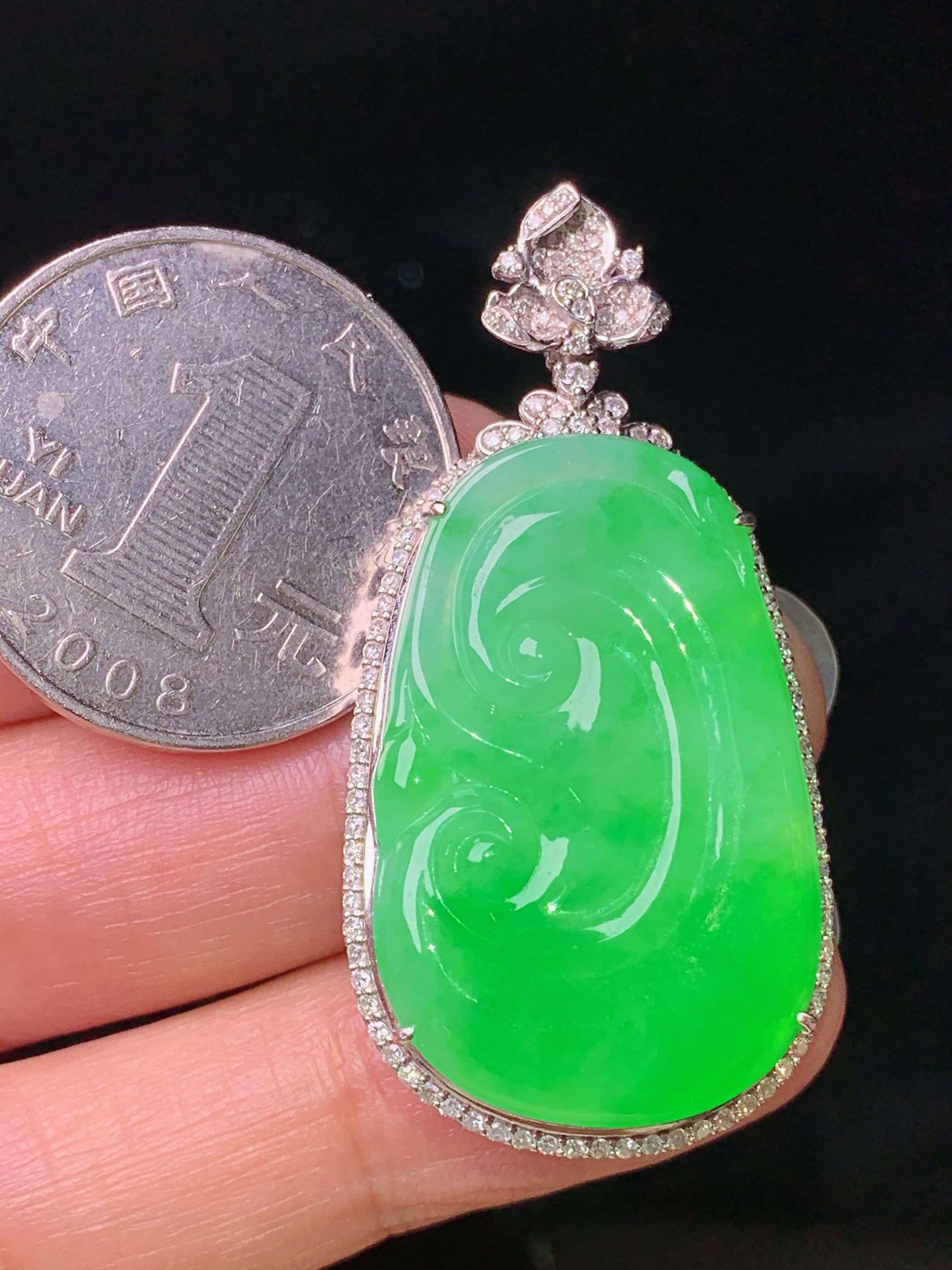 18k金钻镶嵌翠绿如意吊坠 玉质细腻 色泽艳丽清新 水润亮眼 整体尺寸45*22.2*8f1