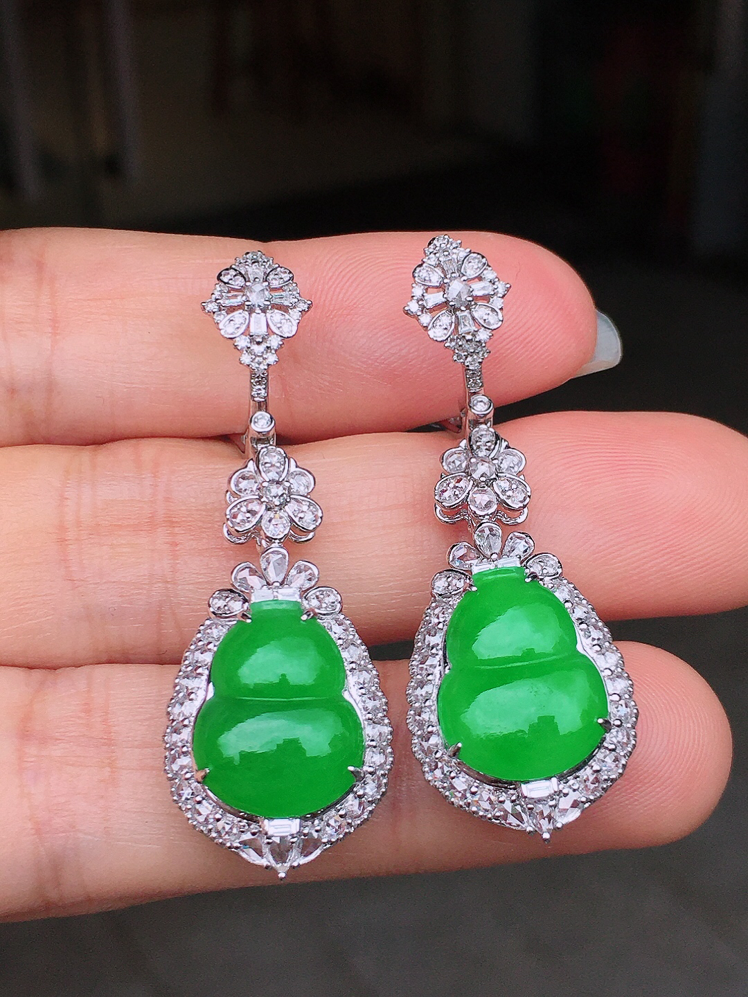 阳绿葫芦耳坠，色泽均匀艳丽，玉质细腻，荧光感超
强，饱满圆润，尽显优雅气质，18k
金豪华镶嵌