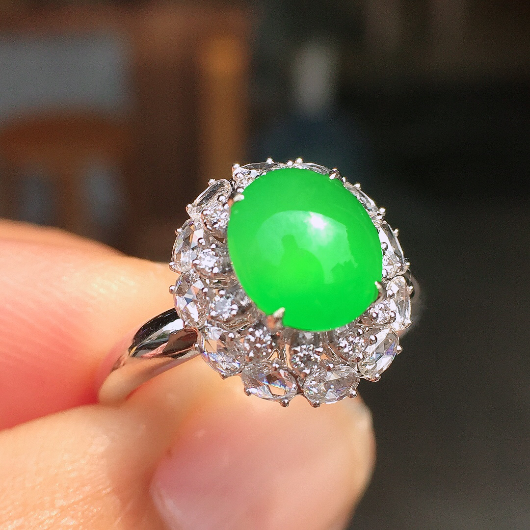 阳绿蛋面戒指，色泽均匀艳丽，玉质细腻，荧光感超
强，饱满圆润，尽显优雅气质，18k
金豪华镶嵌