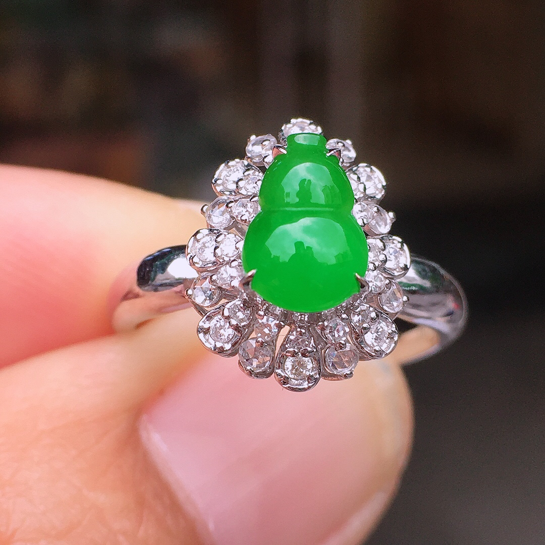 阳绿葫芦戒指，色泽均匀艳丽，玉质细腻，荧光感超
强，饱满圆润，尽显优雅气质，18k
金豪华镶嵌