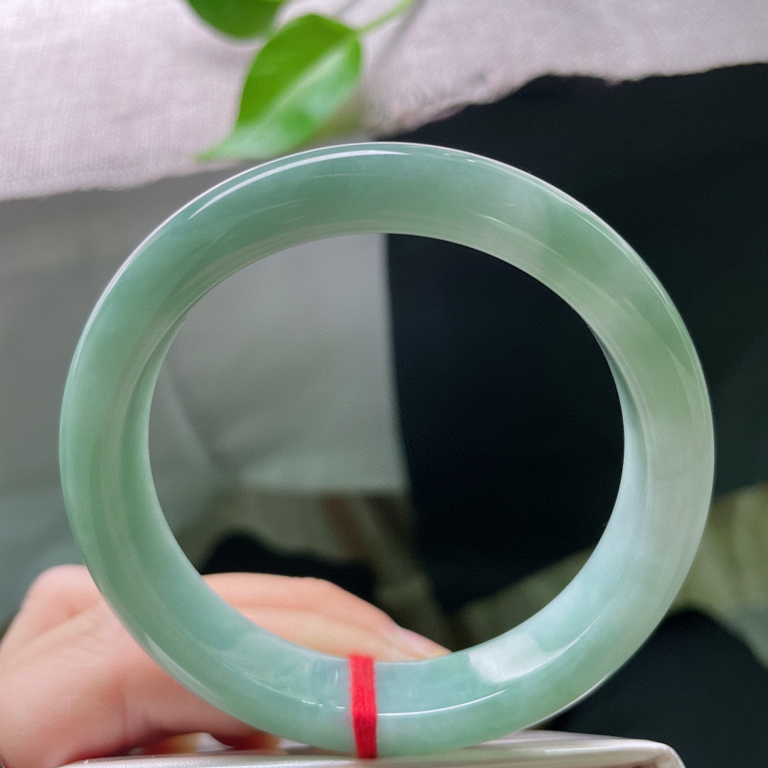 58.1/12.1/8.2，浅绿底正圈，肉质细腻干净，自带柔光滤镜，清冷雅致，棉线