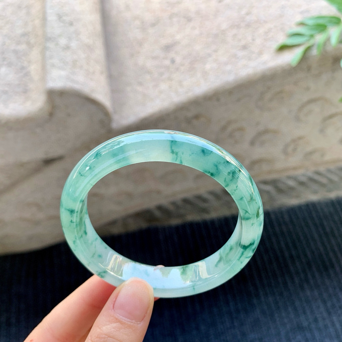 正圈54 55
【圈口】55.6/12.4/7.8
【描述】冰糯飘花，水润，种老，细腻，无裂纹！