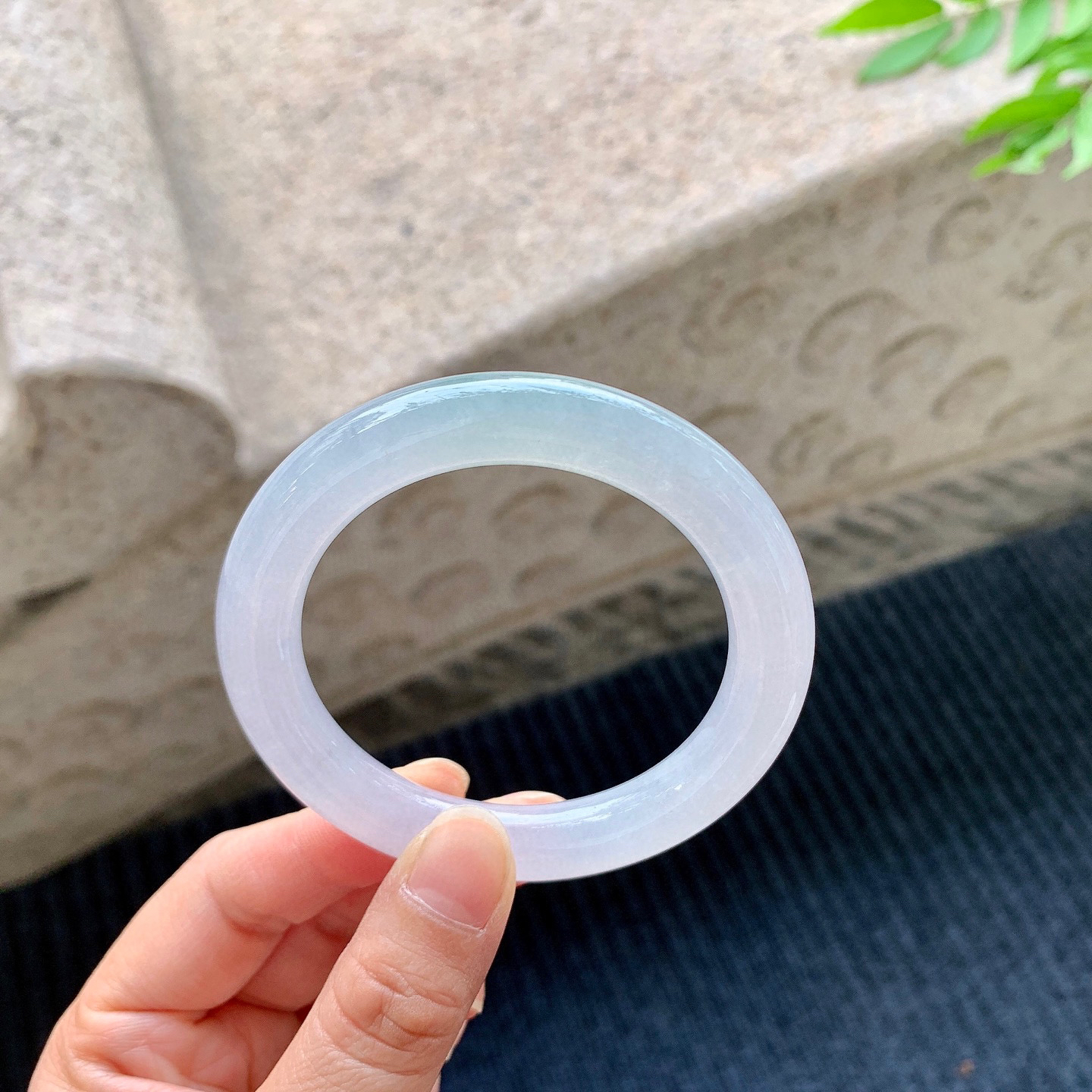 圆条51 52
【圈口】52/9.5/10
【描述】冰糯飘绿，水润，种老，细腻，无纹裂！