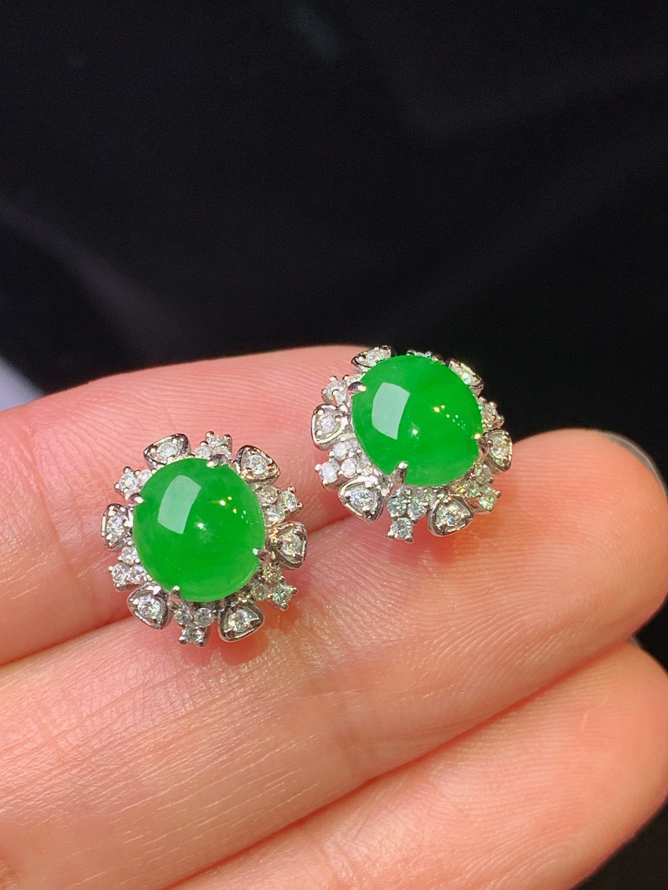 18k金钻镶嵌满绿蛋面耳钉  玉质细腻 色泽艳丽清新 水润亮眼 整体尺寸11.3*10.6*7L2