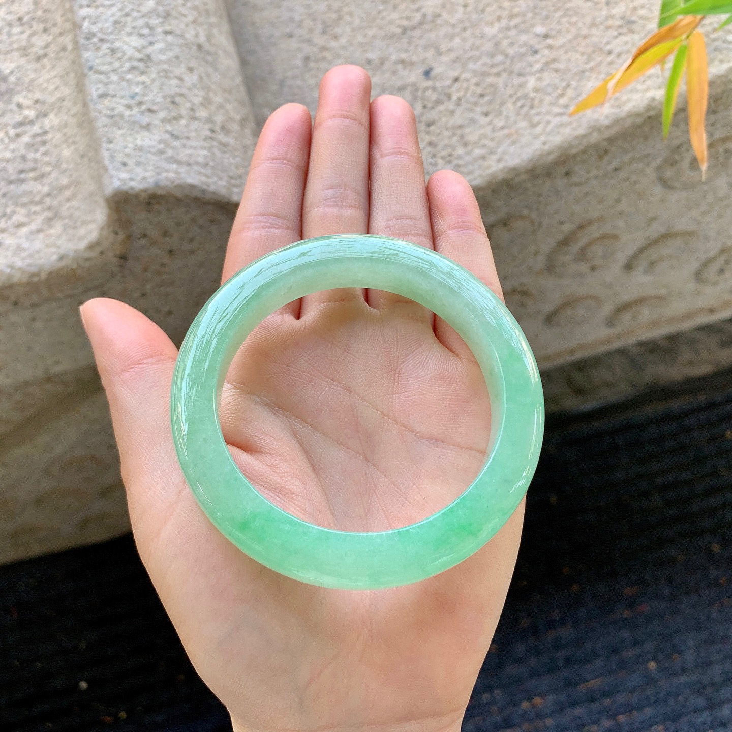 正圈56 57
【圈口】56.6/12/9.6
【描述】冰飘绿，水润，种老，细腻，无纹裂！