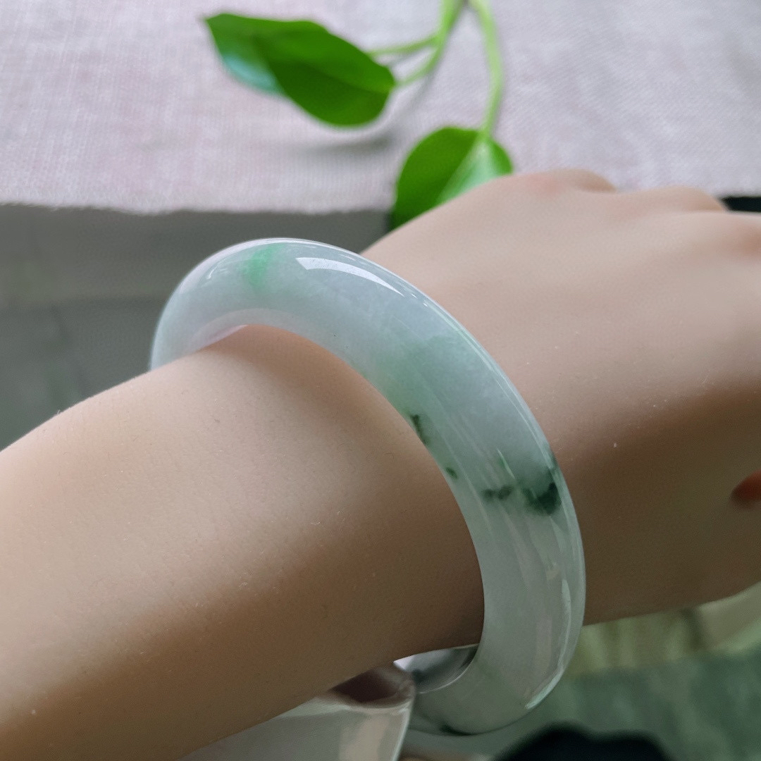 57.5/12.2/9.2，飘花正圈，版型正，厚装大气，紫底点缀，镯色生香，无纹裂