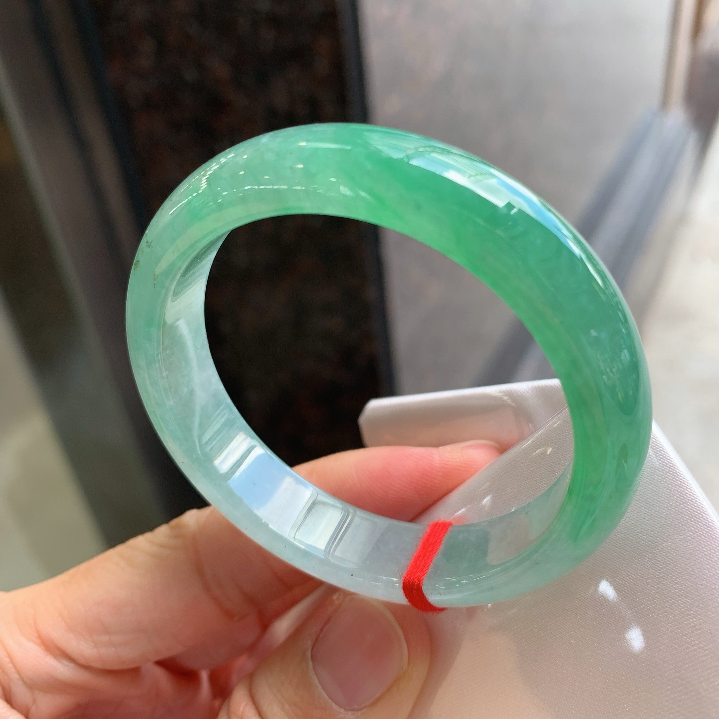 正圈冰飘绿 有杂质 尺寸：51.5/12.1/7.2  小圈口