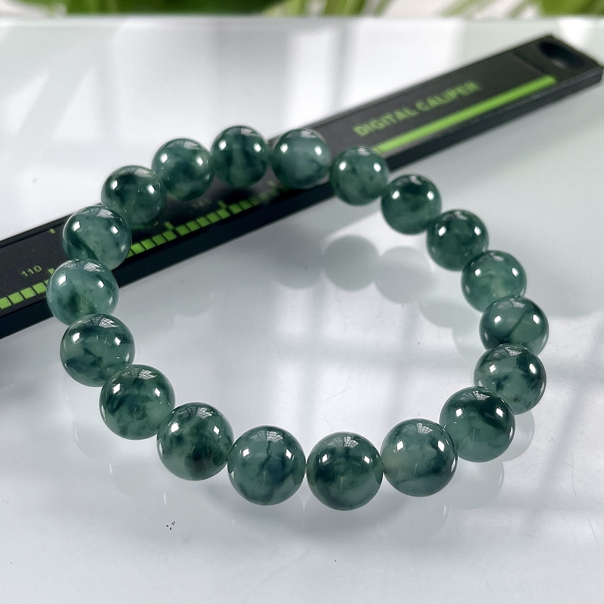 缅甸天然翡翠A货，卡10冰种起胶飘花圆珠手串手链，尺寸：10mm/19颗，重量：33.37g