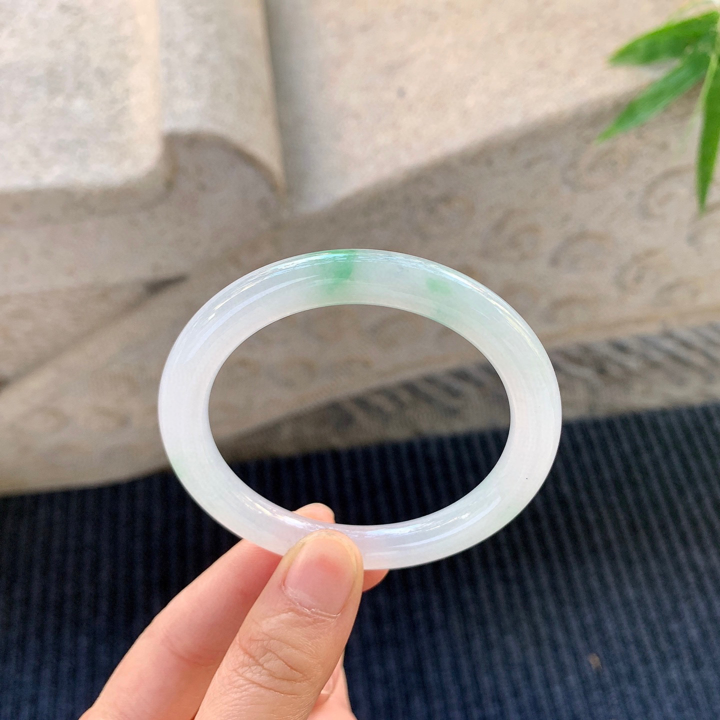 圆条53 54
【圈口】54/8/8.4
【描述】冰糯飘绿，水润，种老，细腻，无裂纹！