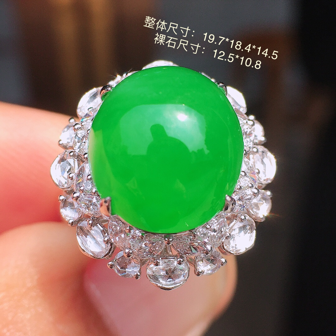 阳绿蛋面戒指，色泽均匀艳丽，玉质细腻，荧光感超
强，饱满圆润，尽显优雅气质，18k
金豪华镶嵌