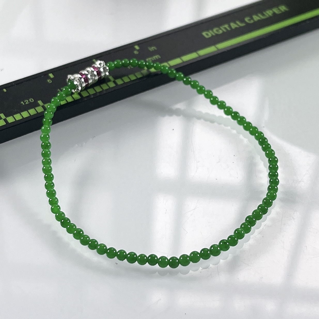 缅甸天然翡翠A货，卡2.5冰种满绿正阳绿小米珠小圆珠手串手链，尺寸：2.5mm/76颗，长度175mm，重量：2.44g