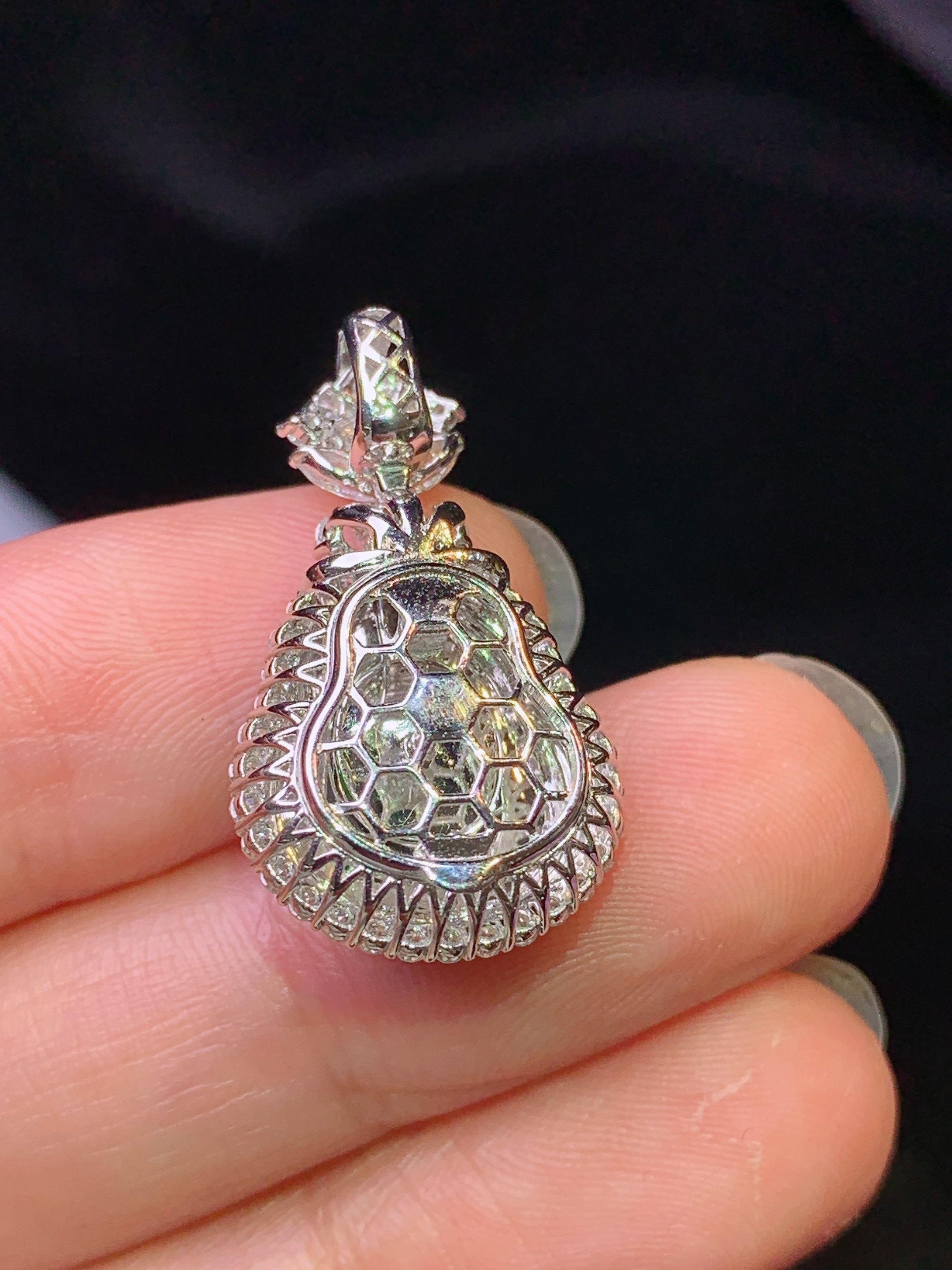 18k金钻镶嵌满绿葫芦吊坠 玉质细腻 色泽艳丽清新 水润亮眼 整体尺寸25.8*14.8*10h1