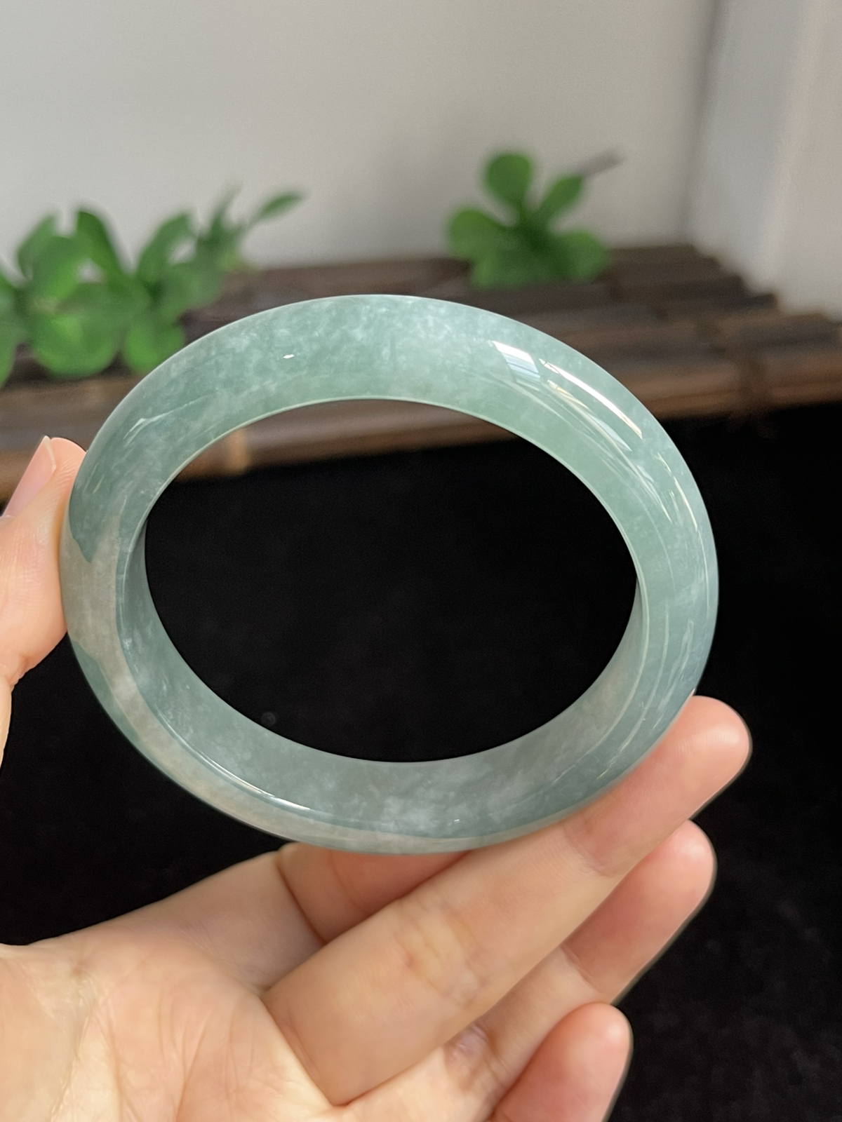 正圈55.4圈口，翡翠冰糯种淡绿色手镯