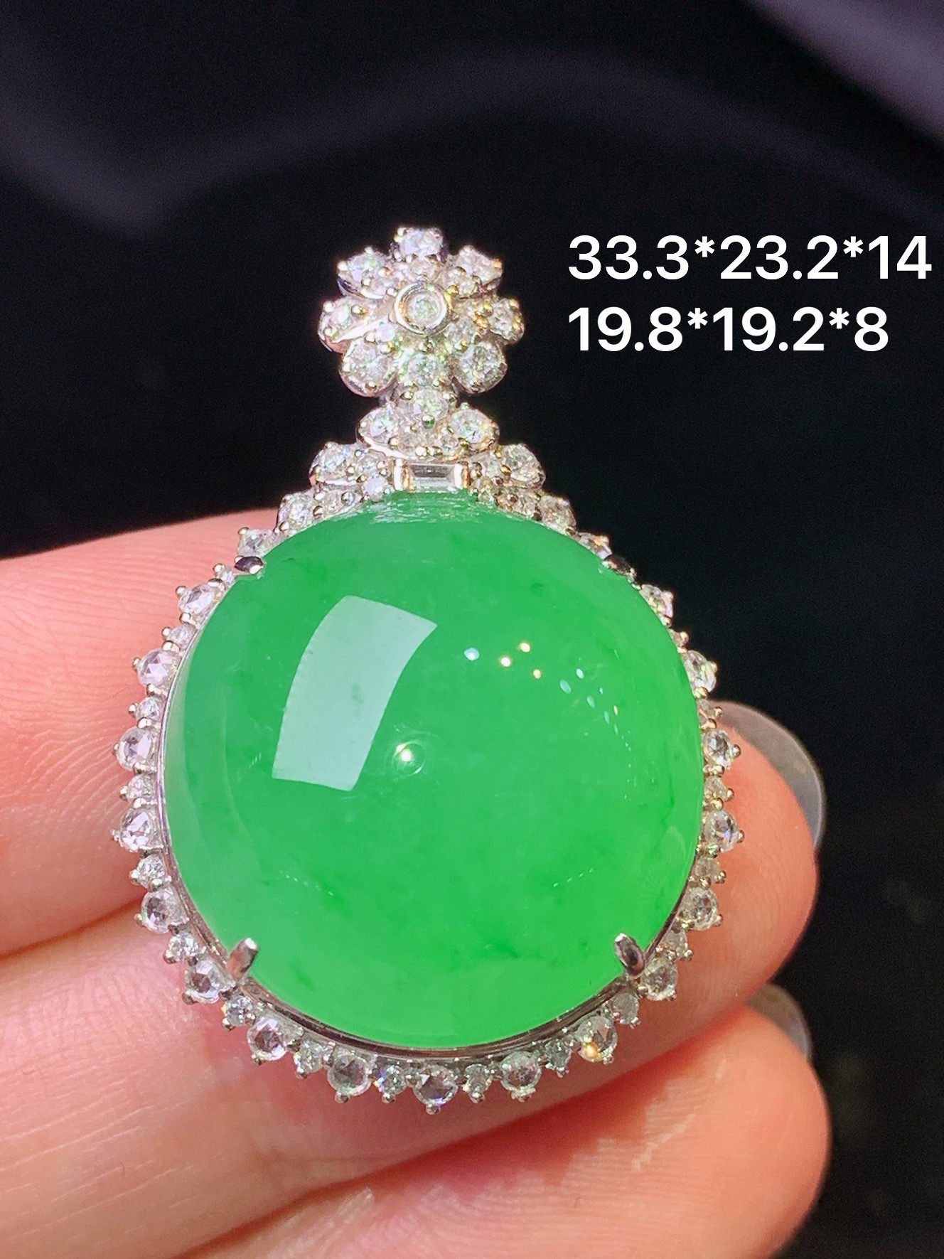 18k金钻镶嵌翠绿蛋面吊坠 玉质细腻 色泽艳丽清新 水润亮眼 整体尺寸33.3*23.2*14L2