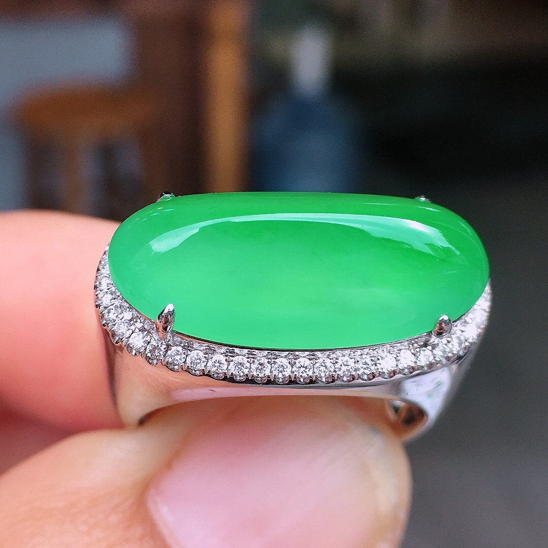 阳绿马鞍戒指，色泽艳丽，玉质细腻，荧光感超
强，饱满圆润，尽显优雅气质，18k
金豪华镶嵌