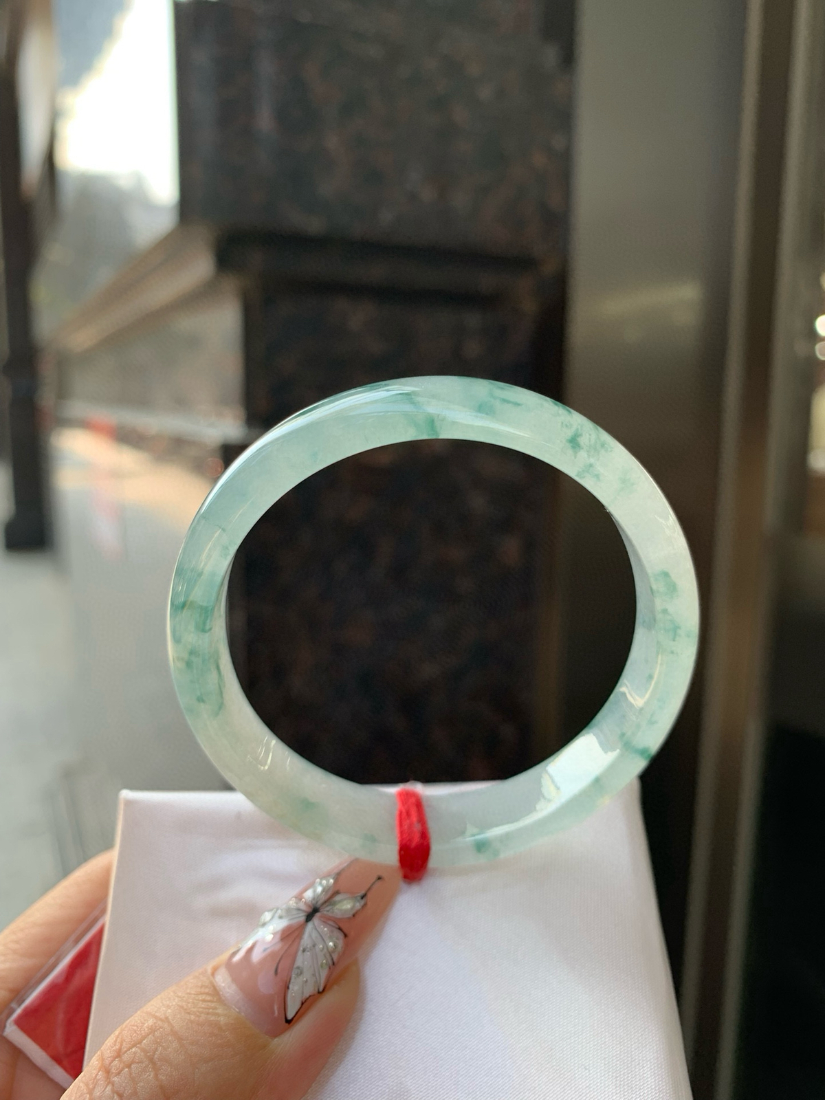 冰飘花正圈
53.3-6-11.7底妆水润细腻，冰底中开出了朵朵兰花，飘花灵动飘逸，勾勒出一幅唯美诗意的山水意境画，古典优雅又秀气