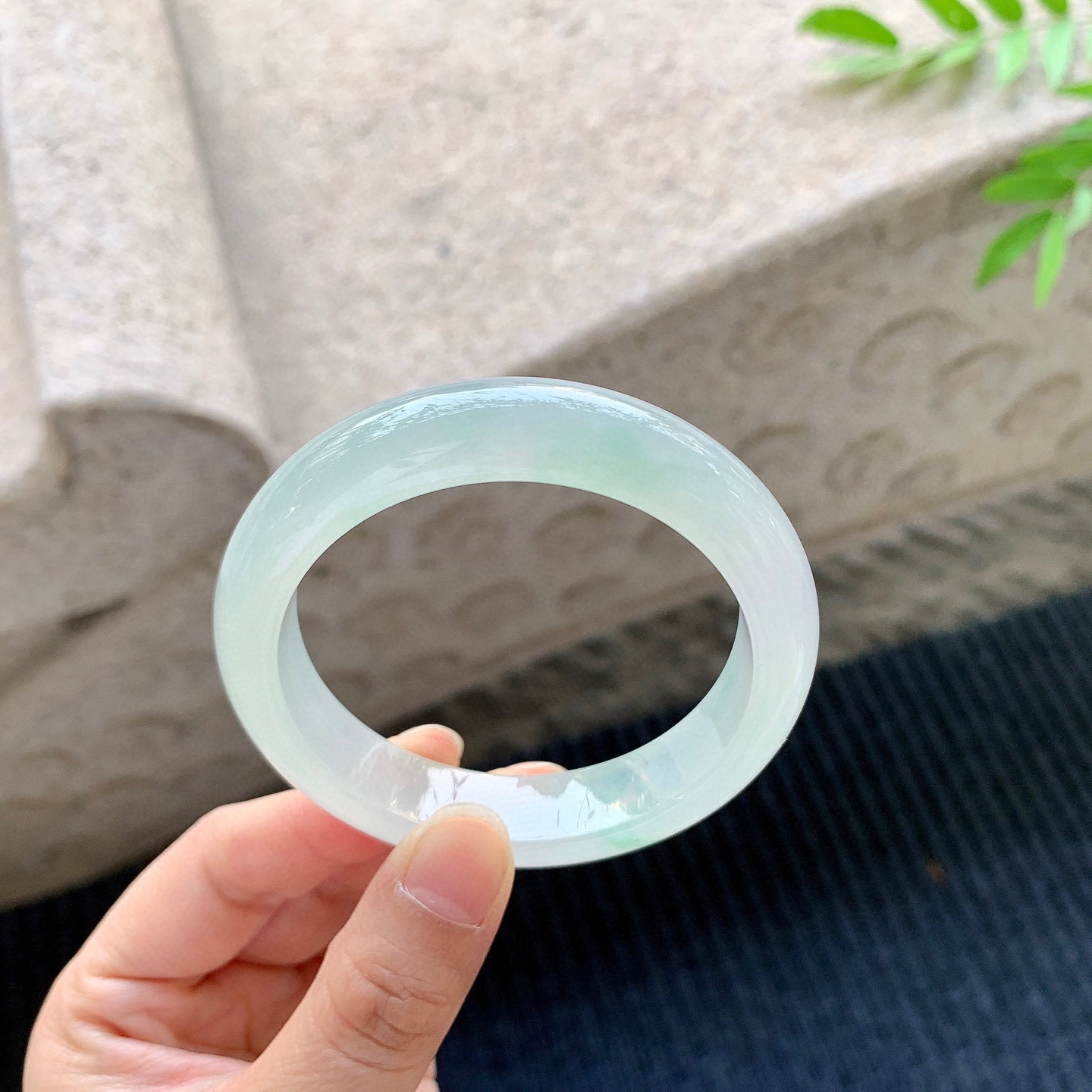 正圈52 53
【圈口】53.2/12.4/8.4
【描述】糯冰冰糖雪梨，水润，种老，细腻，无裂纹！