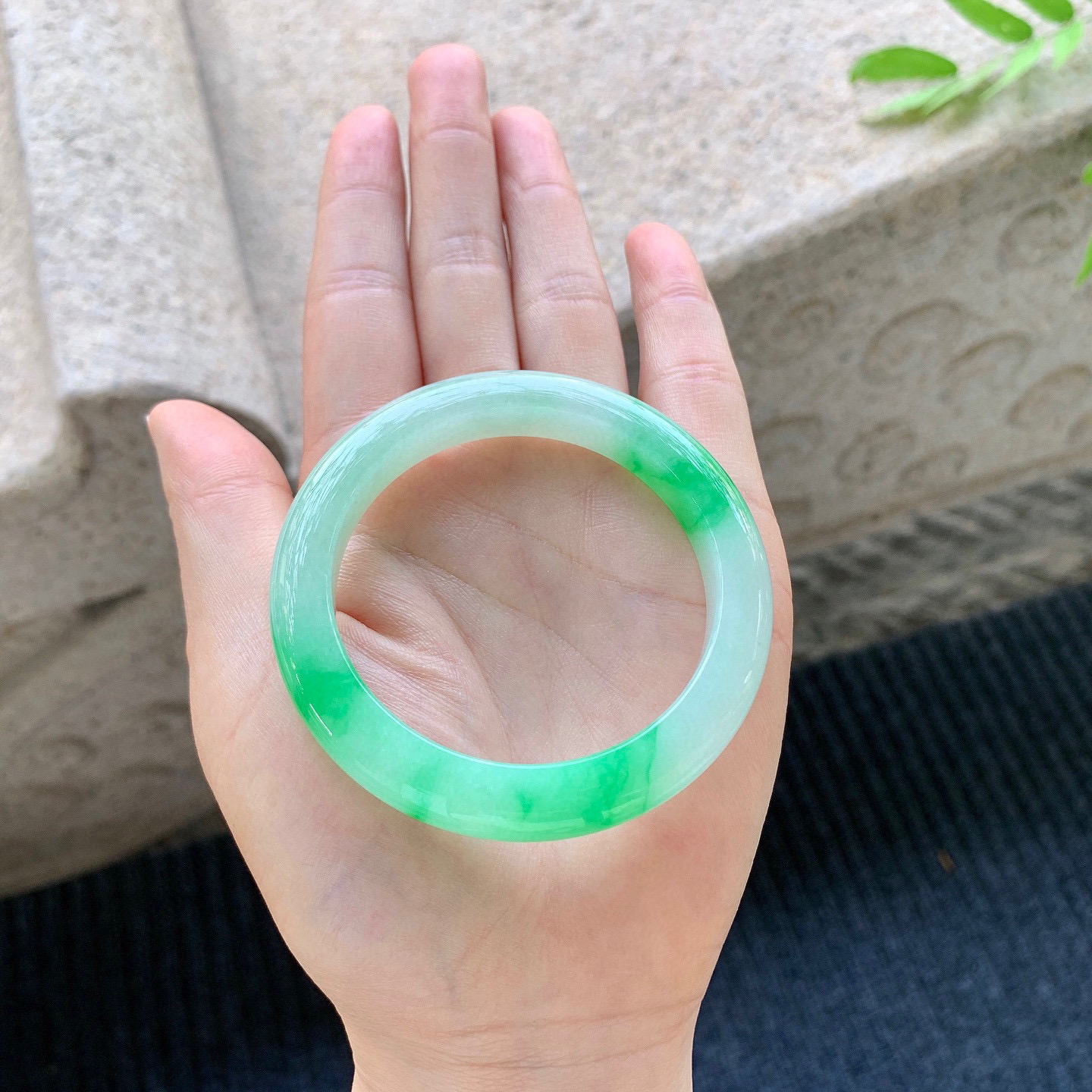 正圈50 51
【圈口】50.5/9/8.4
【描述】飘阳绿，水润，种老，细腻，无裂纹！