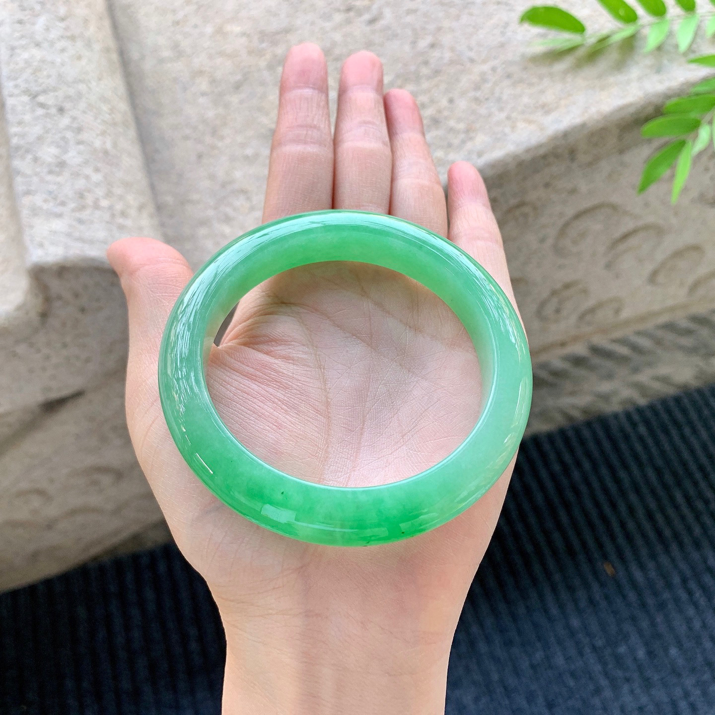 正圈59 60
【圈口】60/11.8/9.3
【描述】阳绿，满绿，水润，种老，细腻，无裂纹！