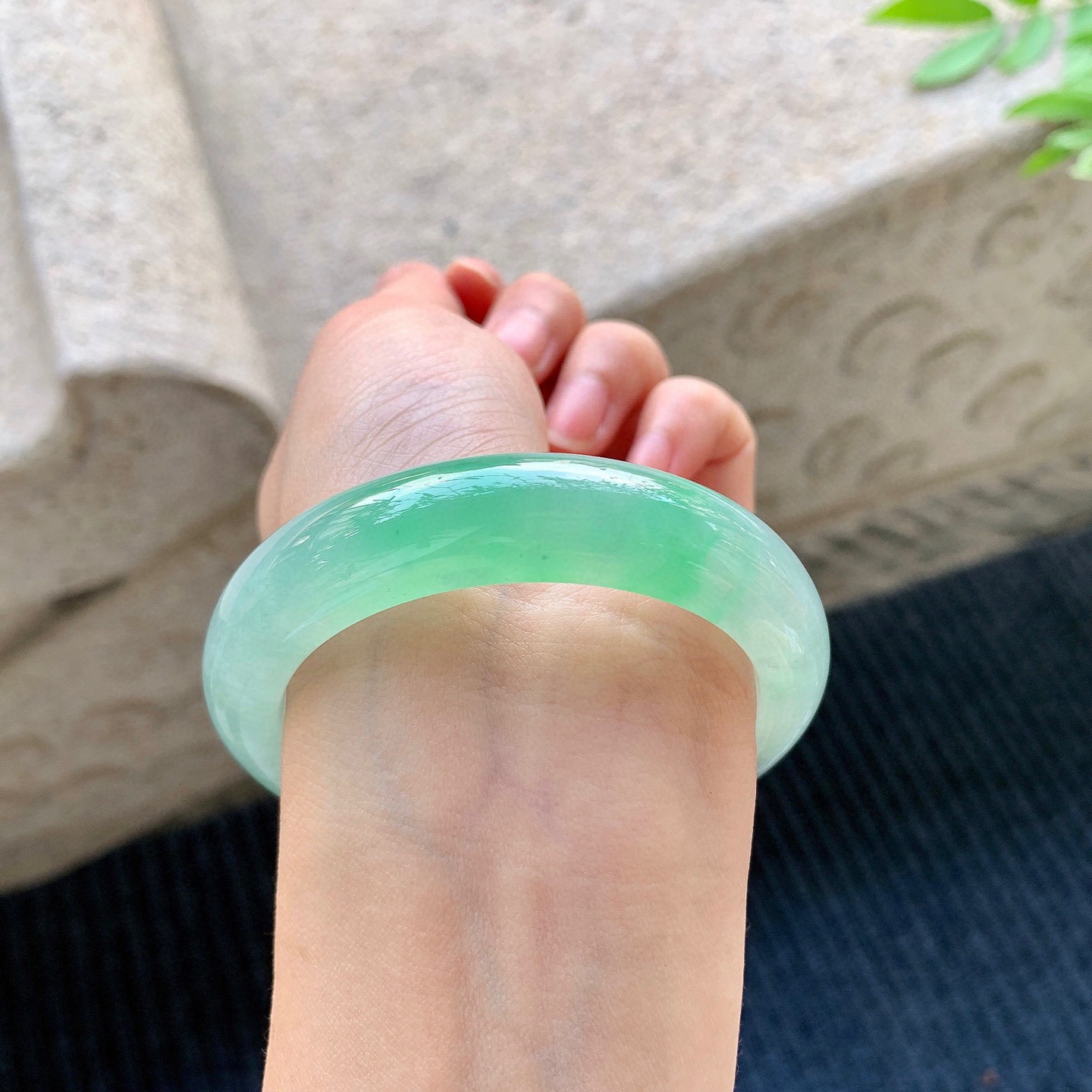 正圈53 54
【圈口】53.3/12.9/8.9
【描述】冰飘绿，水润，种老，细腻，无裂纹！