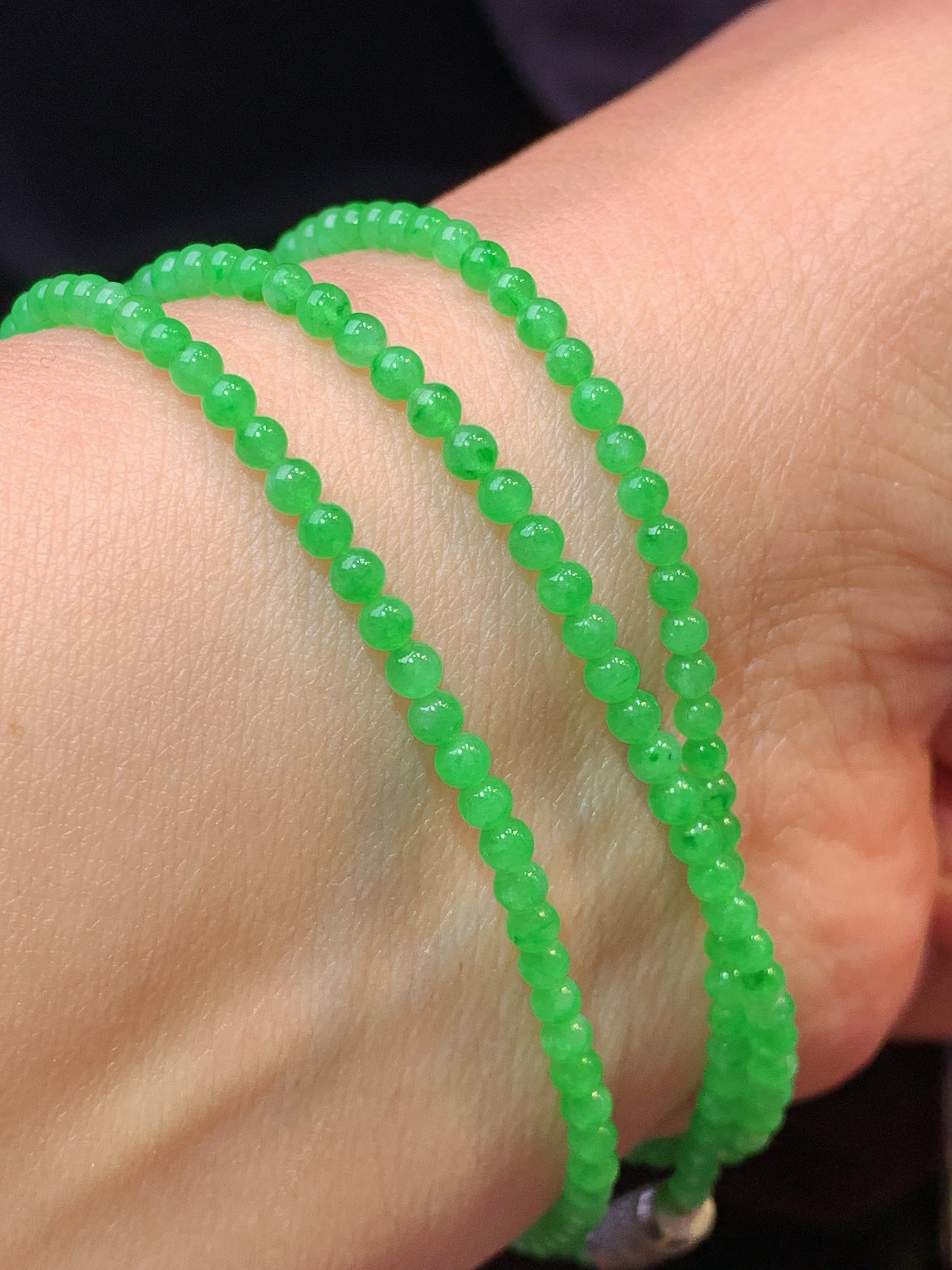 翠绿小米珠项链 玉质细腻 色泽艳丽清新 水润亮眼 整体尺寸2.6h1