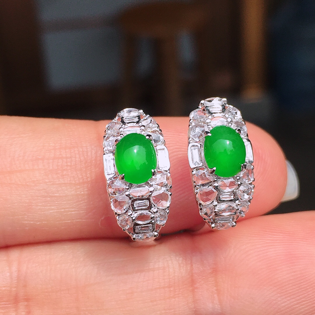 阳绿蛋面耳钉，色泽均匀艳丽，玉质细腻，荧光感超
强，饱满圆润，尽显优雅气质，18k
金豪华镶嵌