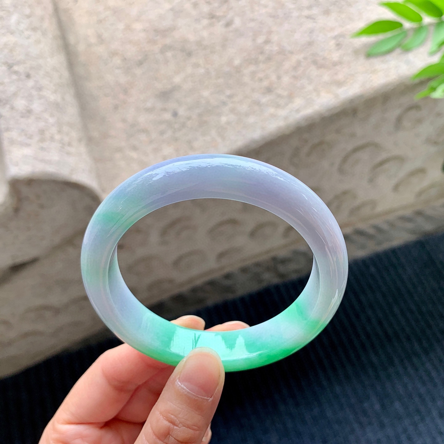 正圈57 58
【圈口】58/13.5/8.7
【描述】春彩，水润，种老，细腻，无纹裂！