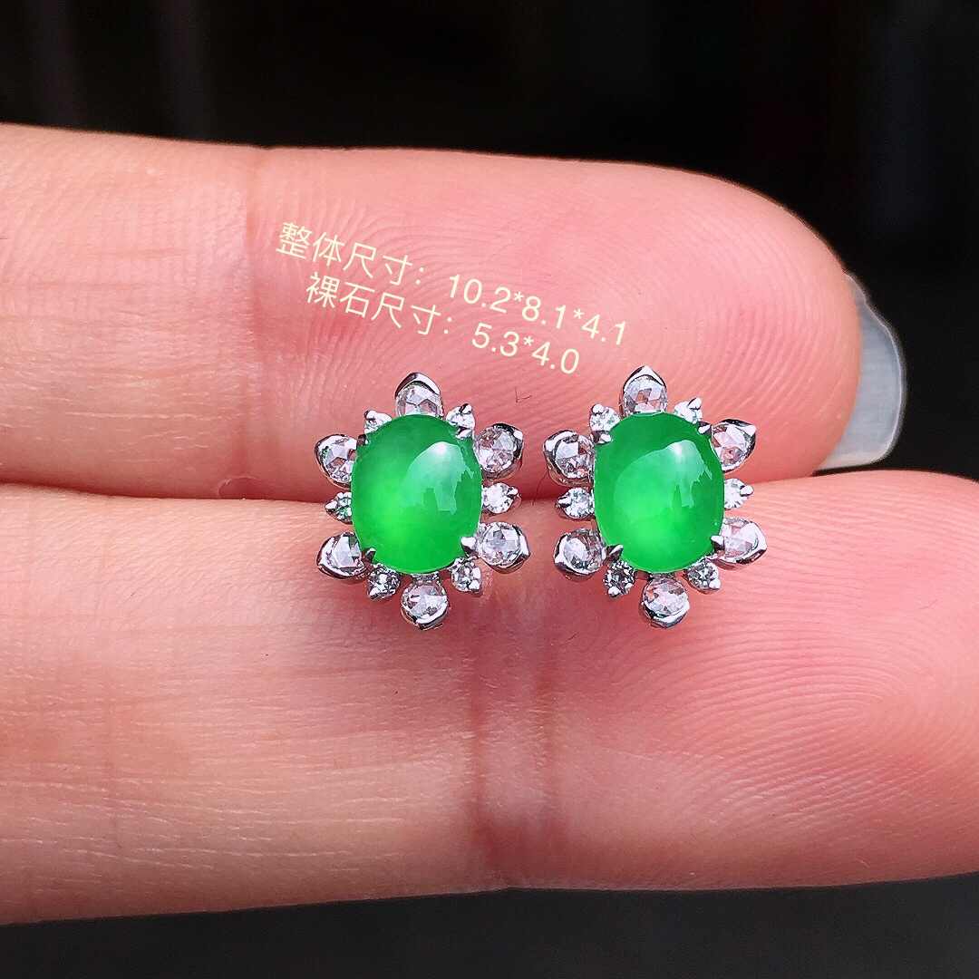 阳绿蛋面耳钉，色泽均匀艳丽，玉质细腻，荧光感超
强，饱满圆润，尽显优雅气质，18k
金豪华镶嵌