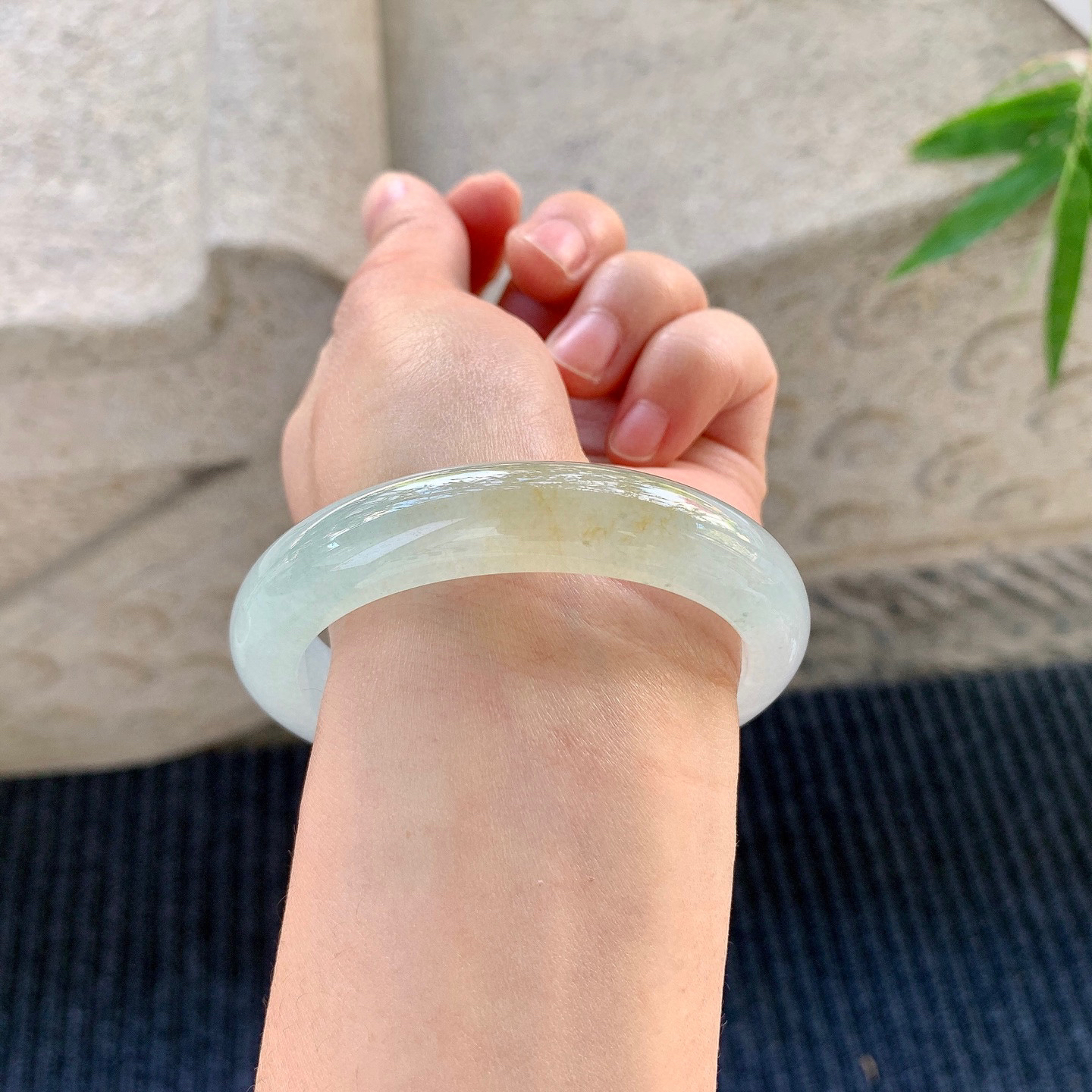 正圈55 56
【圈口】55.5/12/8.4
【描述】冰飘黄翡，水润，种老，细腻，无裂纹！