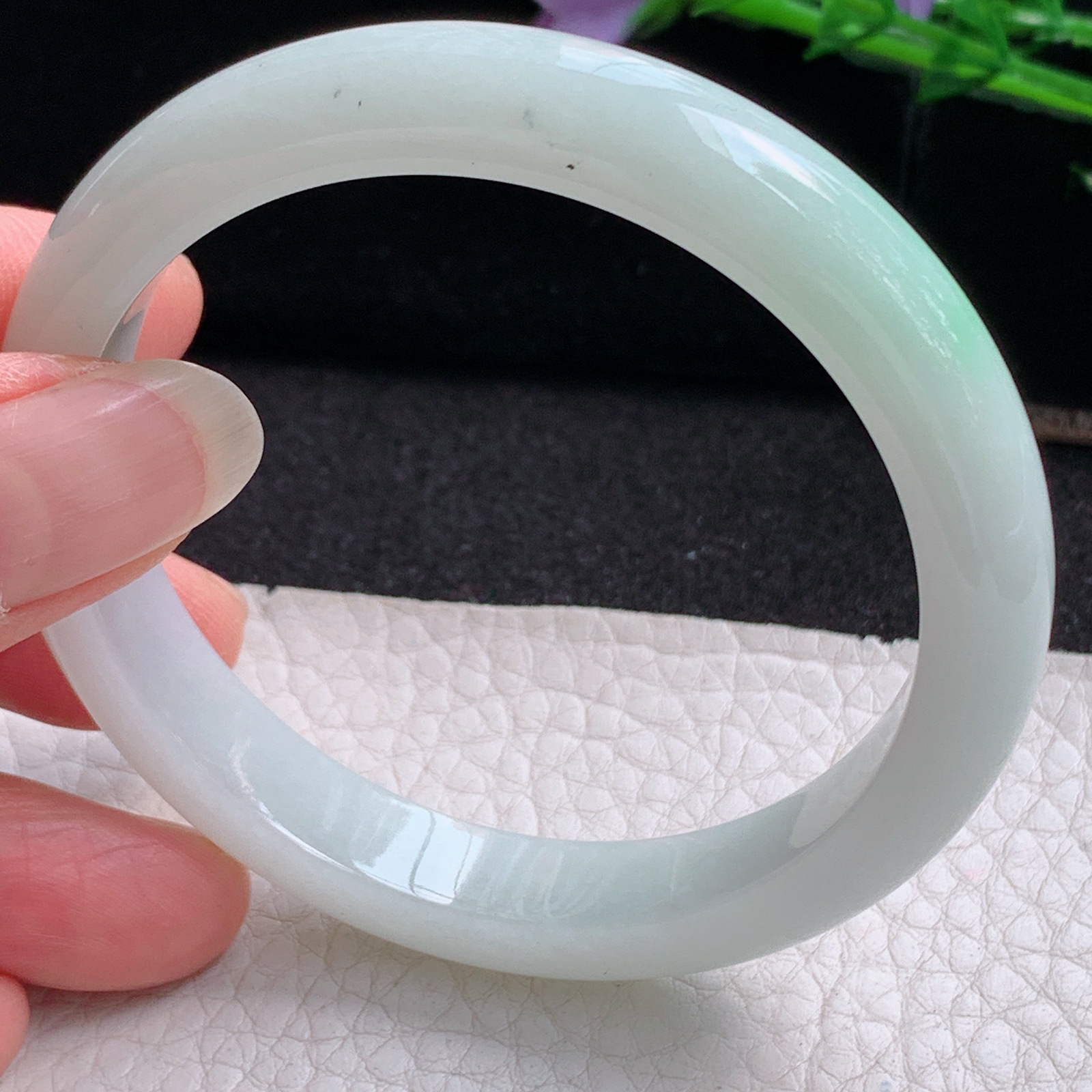 js实拍56*10.3*7.4平安镯 天然翡翠A货玉手镯精美飘绿秀气正圈玉手环