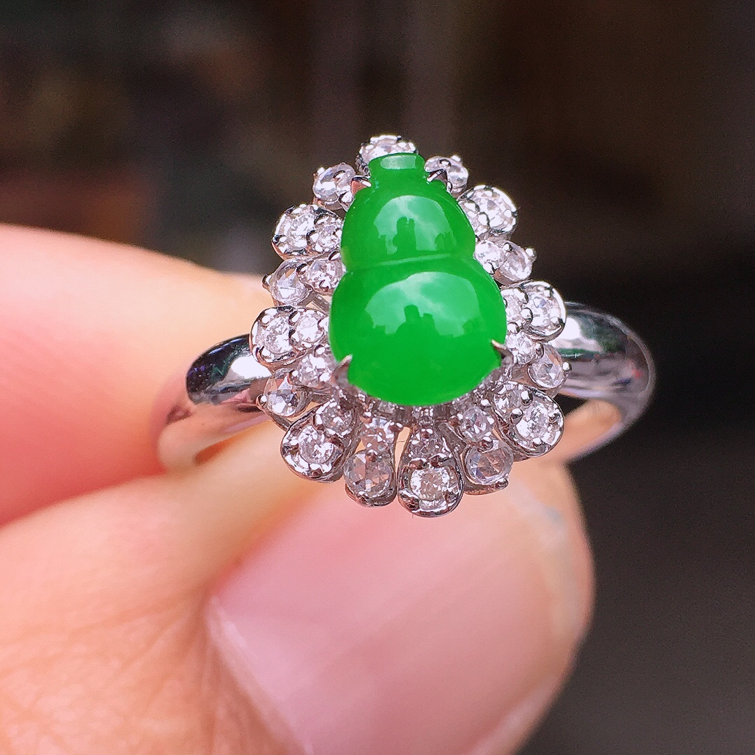 阳绿葫芦戒指，色泽均匀艳丽，玉质细腻，荧光感超
强，饱满圆润，尽显优雅气质，18k
金豪华镶嵌