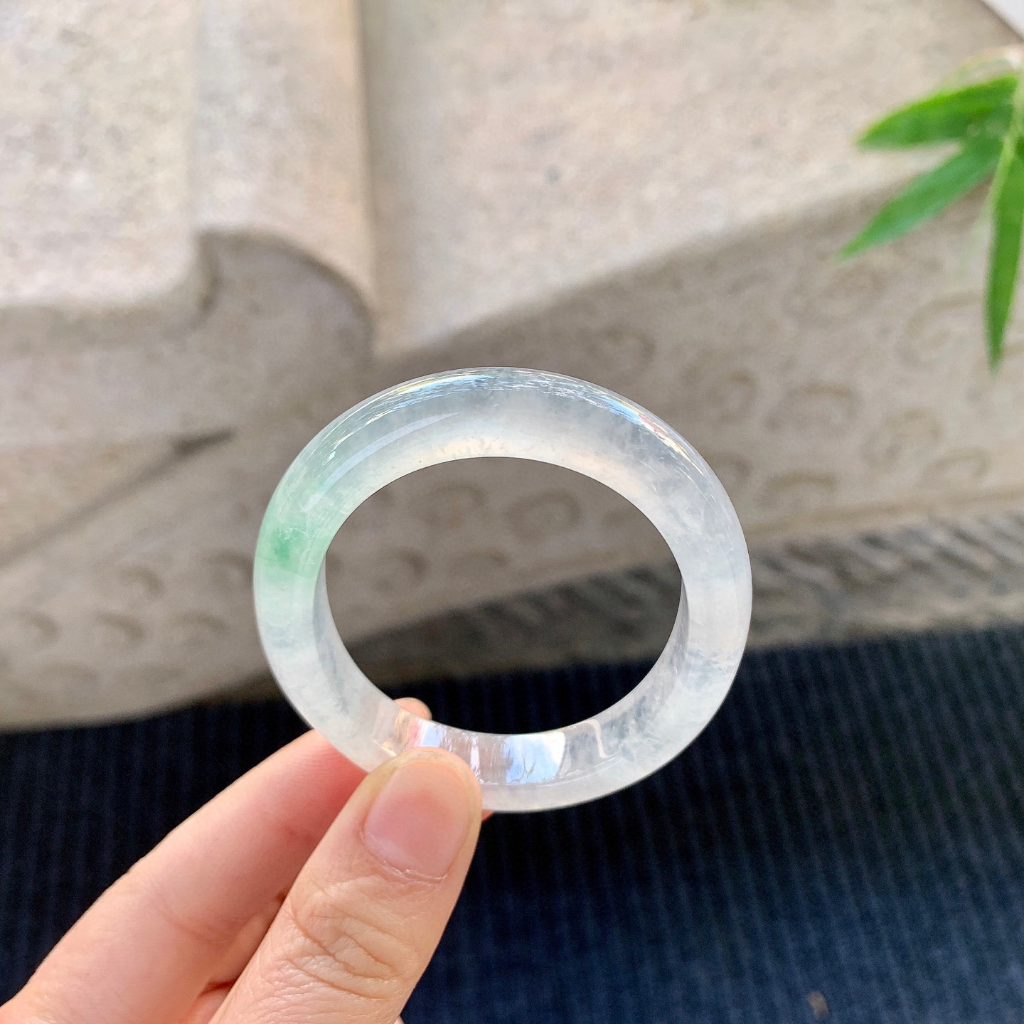 贵妃49 50
【圈口】50.9/43/9.8/7.5
【描述】冰飘绿，清透，水润，种老，细腻，无裂纹！