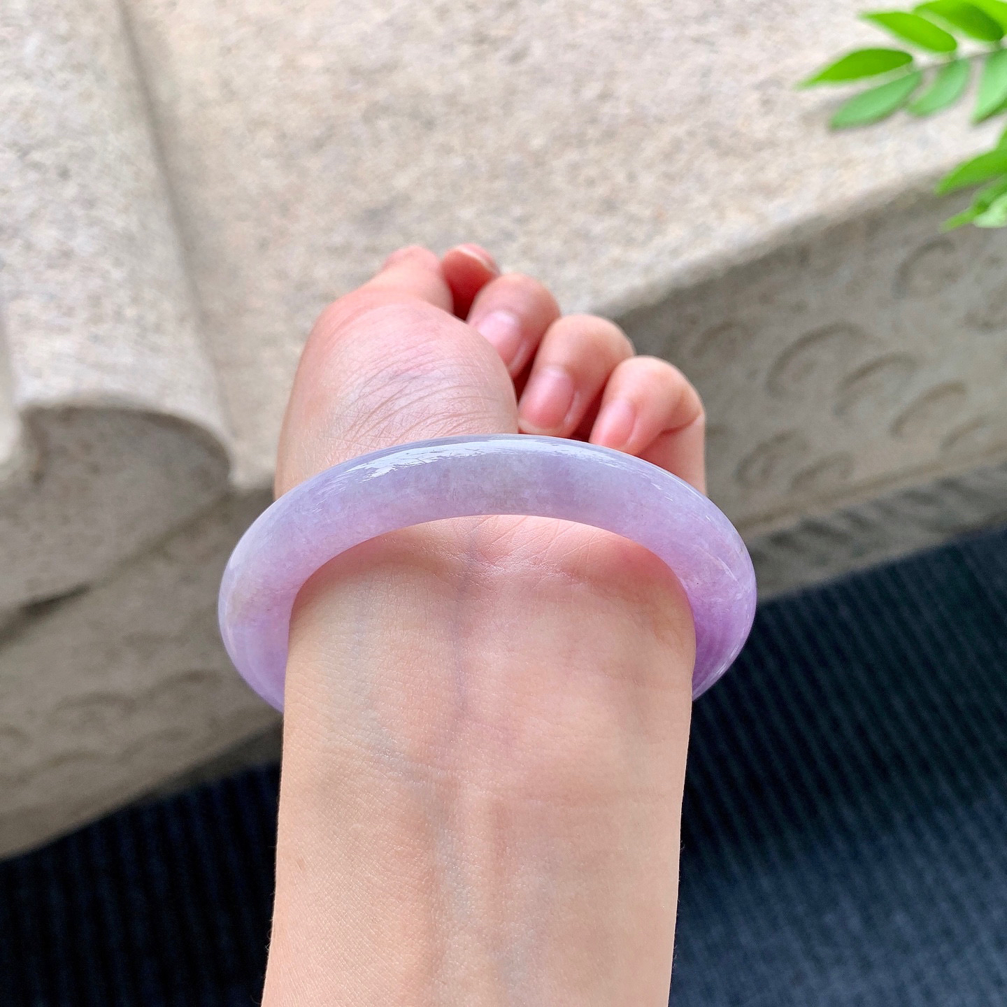 圆条53 54
【圈口】54.2/9.2/9.4
【描述】紫罗兰，水润，种老，细腻，无裂纹！