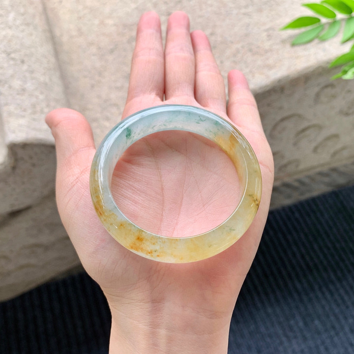 正圈49 50
【圈口】50.7/12.4/7.6
【描述】冰飘黄翡，飘花，水润，种老，细腻，无纹裂！