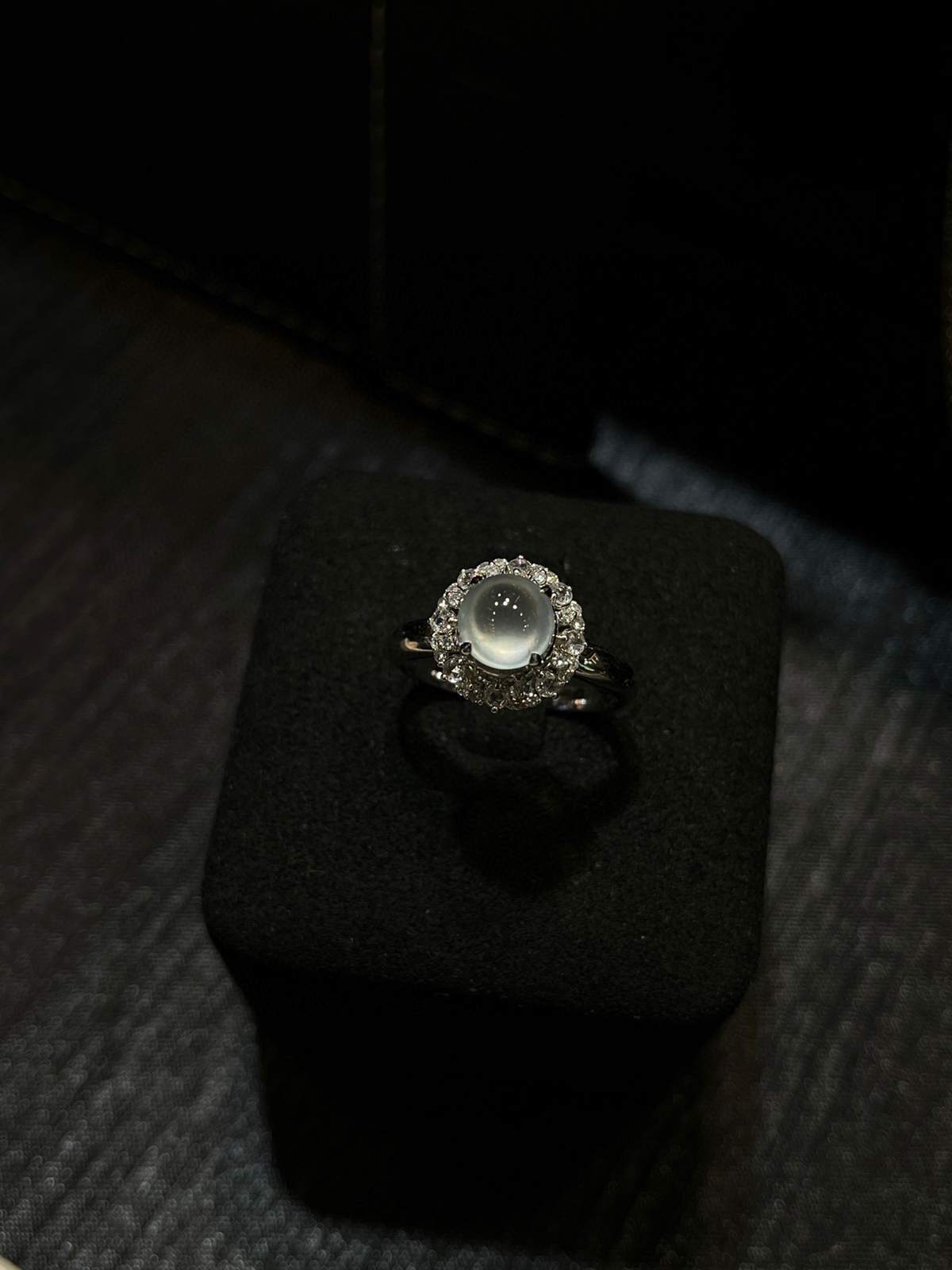 高冰起双眼皮蛋面戒指
18k金镶嵌