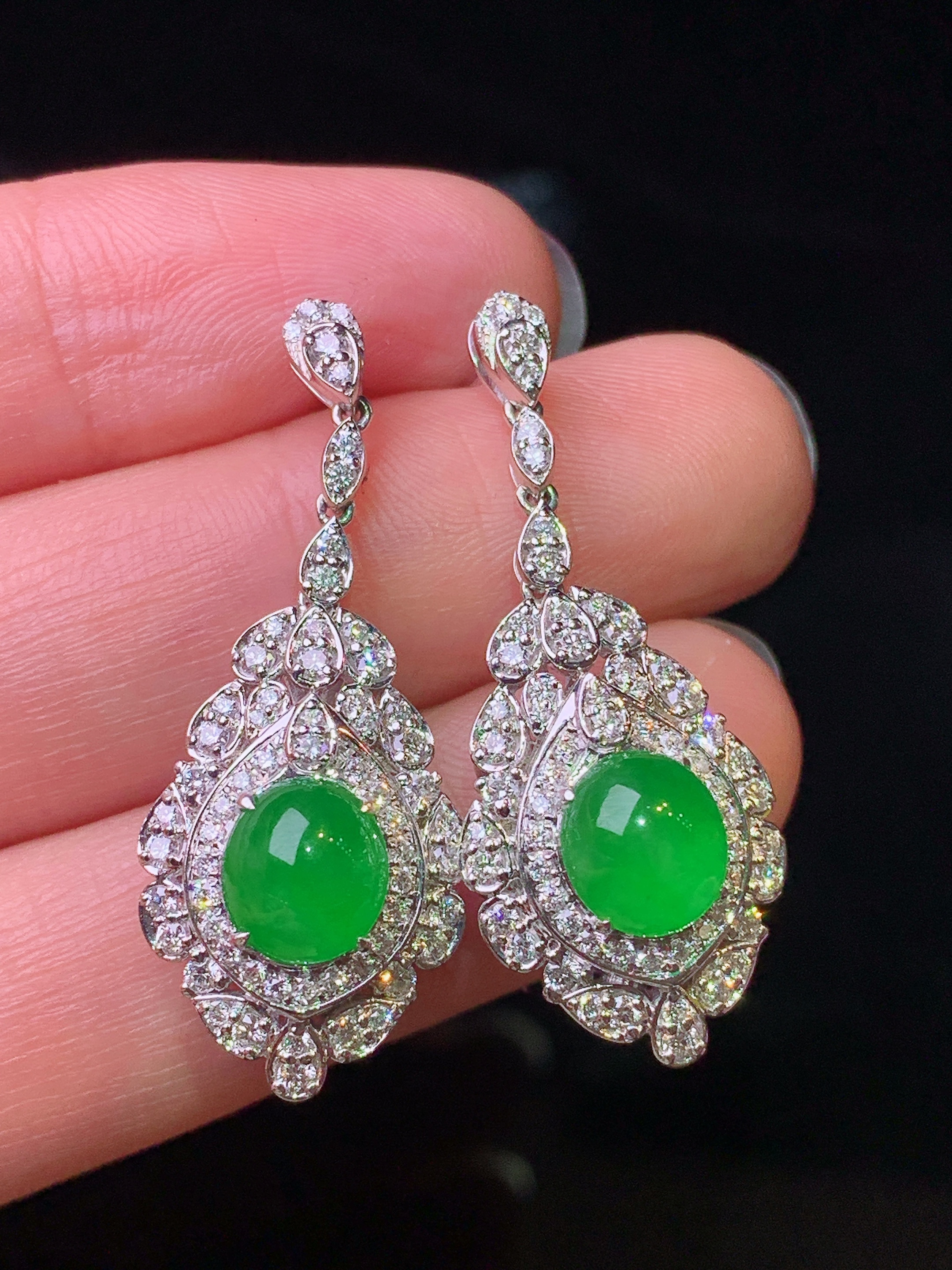 18k金钻镶嵌满绿蛋面耳坠 玉质细腻 色泽艳丽清新 水润亮眼 整体尺寸33.3*13.6*9.8d4