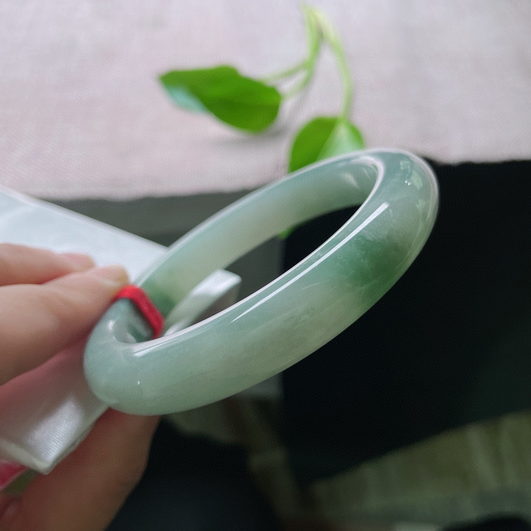 59.7/11.7/8.6，飘花正圈，底子温润细腻，是山岚误入水间，是春雪舍不得融化。皮纹