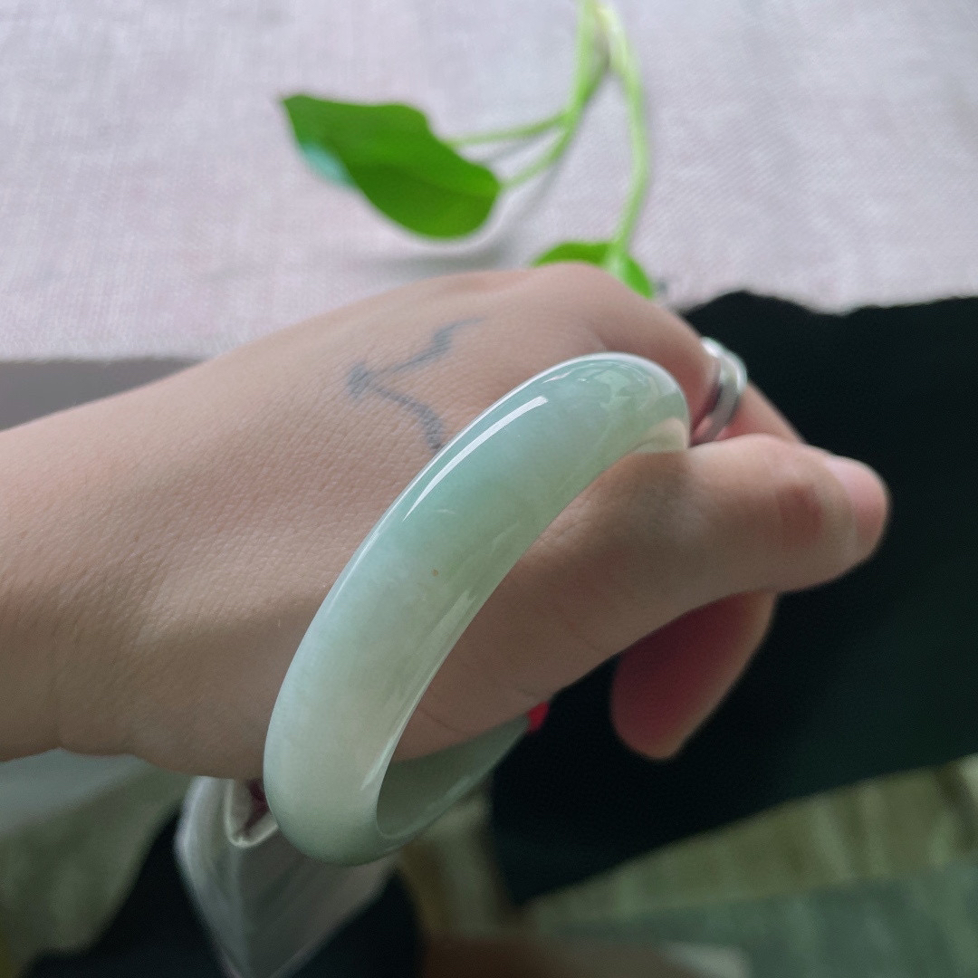 53（46）/11.8/6.9绿底贵妃，水润细腻，清新简约大方，秀丽，无纹裂