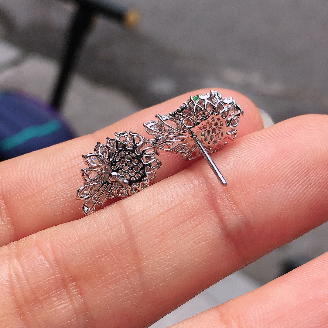 阳绿葫芦耳钉，色泽均匀艳丽，玉质细腻，荧光感超
强，饱满圆润，尽显优雅气质，18k
金豪华镶嵌