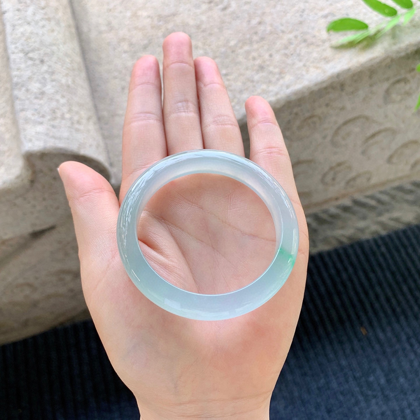 正圈48 49
【圈口】49.5/9.5/7.1
【描述】冰飘绿，水润，种老，细腻，无裂纹！