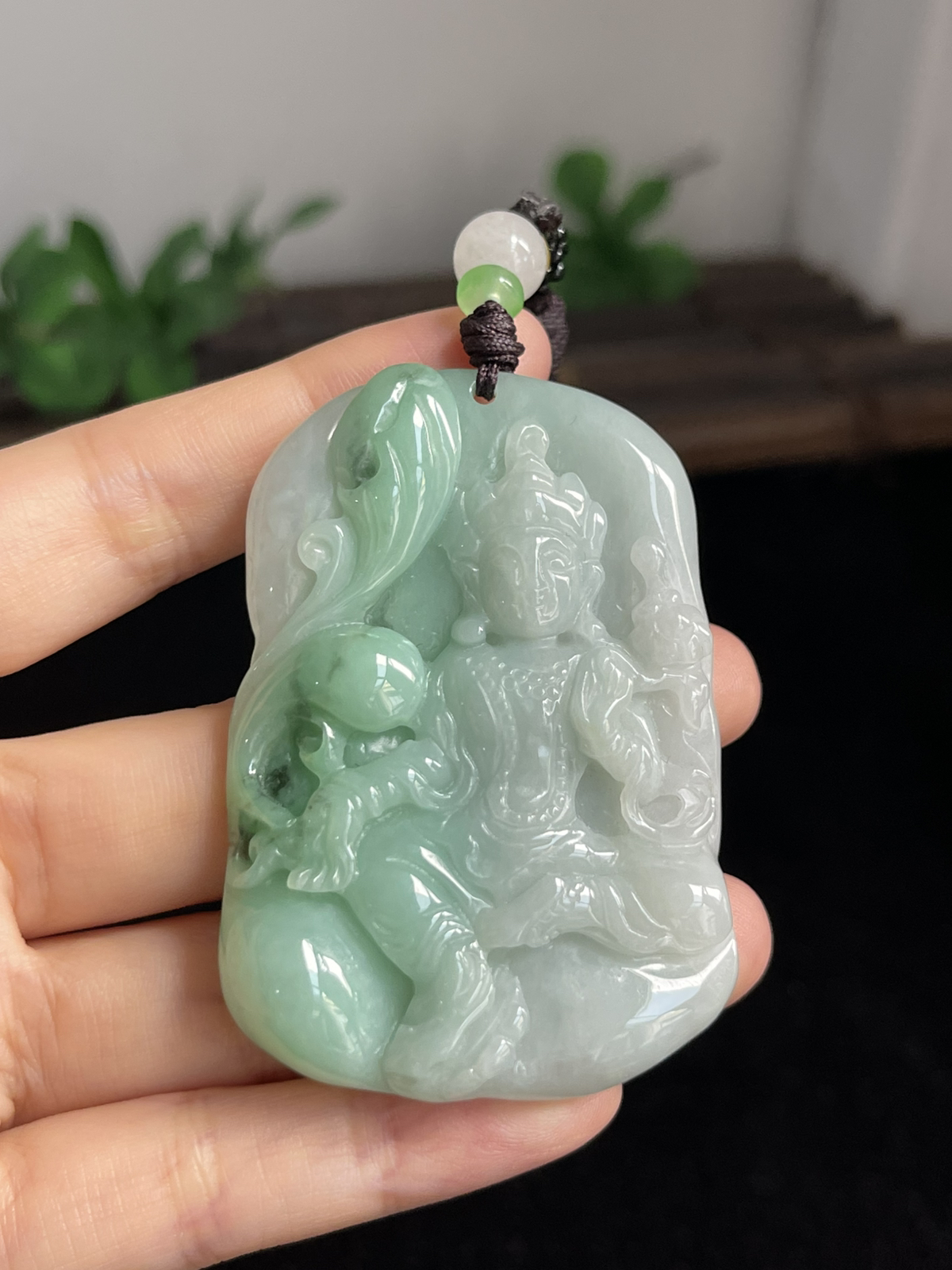 翡翠糯化种飘绿吊坠，配珠未测