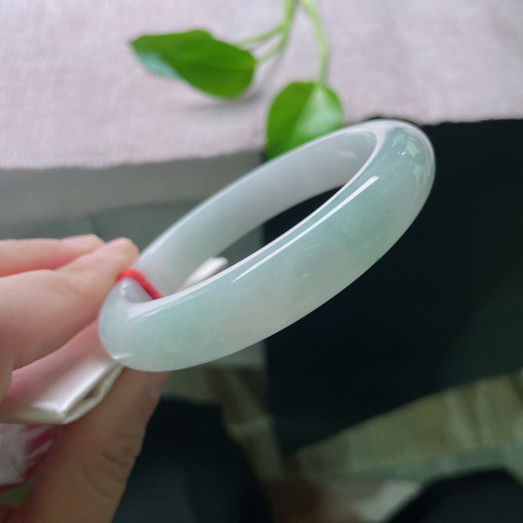 59.5/12.6/8.8，浅绿底正圈，淡淡一抹飘花点缀，干净，清爽自然。无纹裂