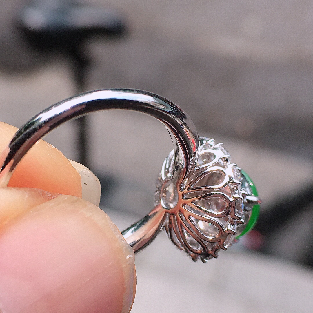 阳绿蛋面戒指，色泽均匀艳丽，玉质细腻，荧光感超
强，饱满圆润，尽显优雅气质，18k
金豪华镶嵌