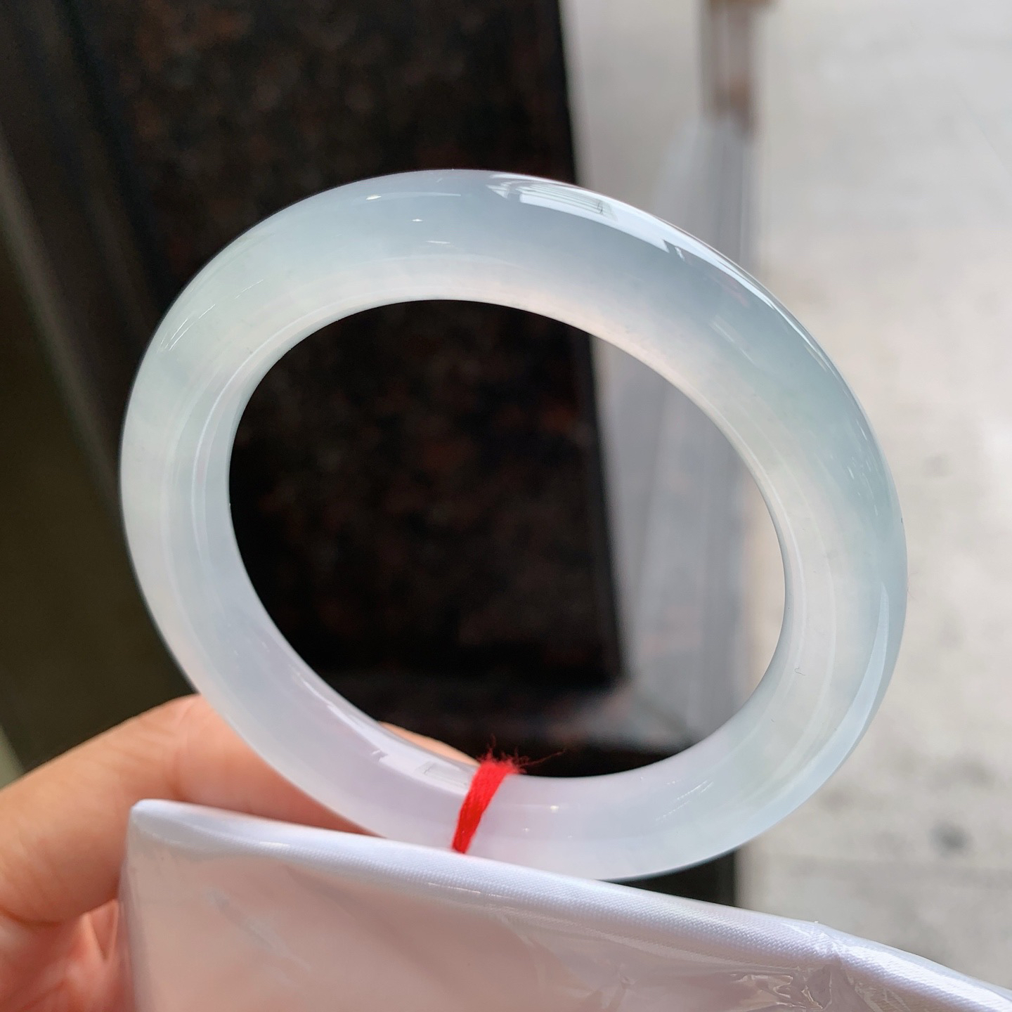 圆条冰镯 有条棉线 尺寸：54.8/10.1/9.5  起荧光