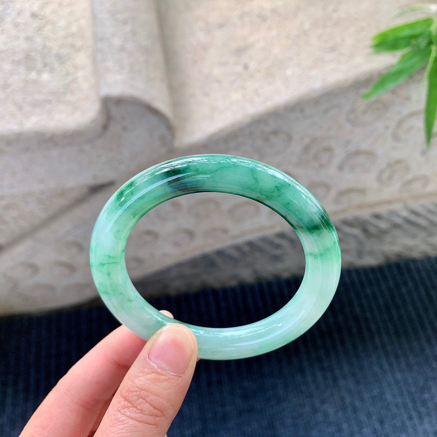 圆条52 53
【圈口】53.7/9.6/10
【描述】飘辣绿，水润，种老，细腻，无纹裂！