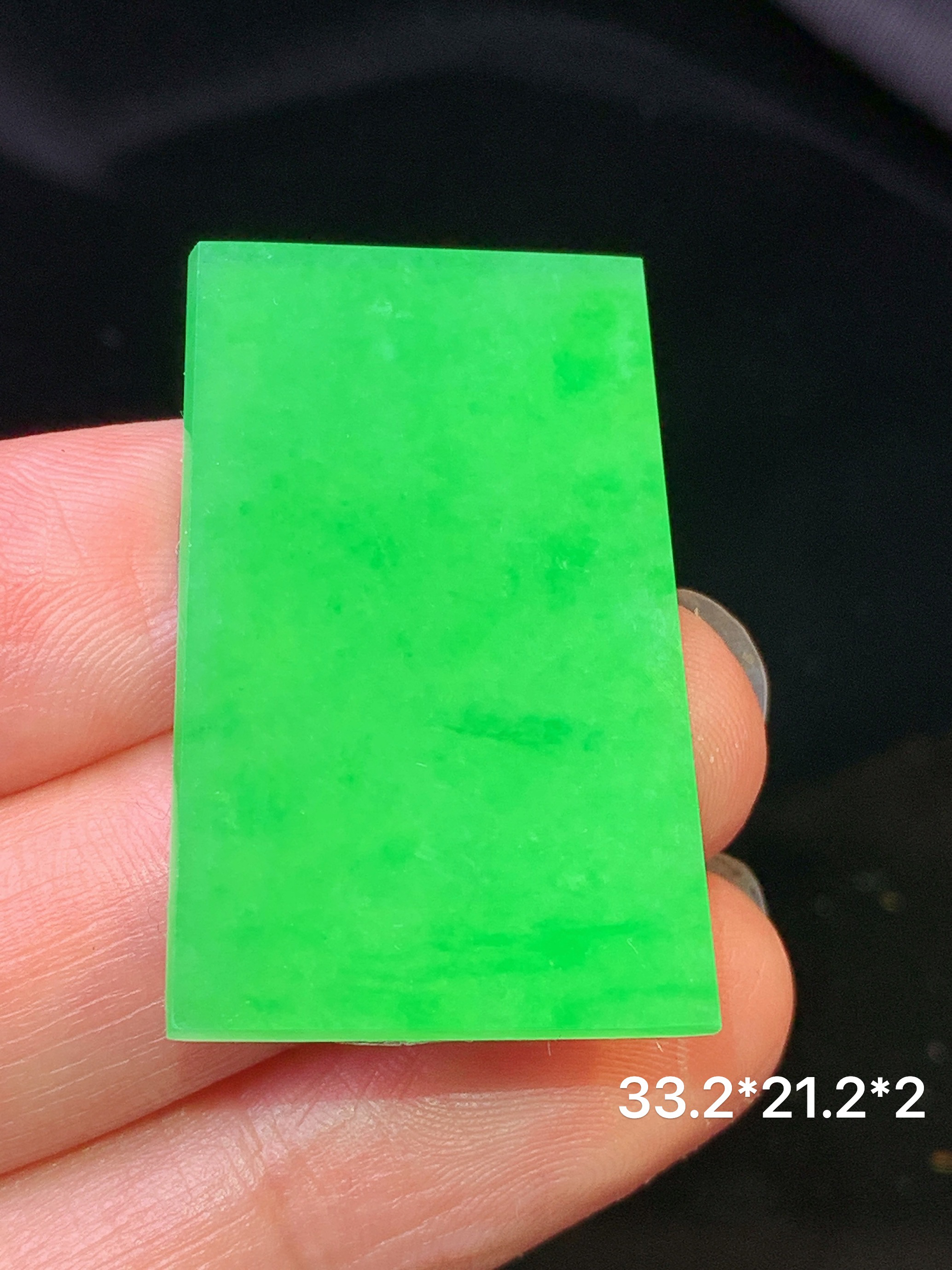 翠绿无事牌吊坠 玉质细腻 色泽艳丽清新 水润亮眼 整体尺寸33.2*21.2*2m2