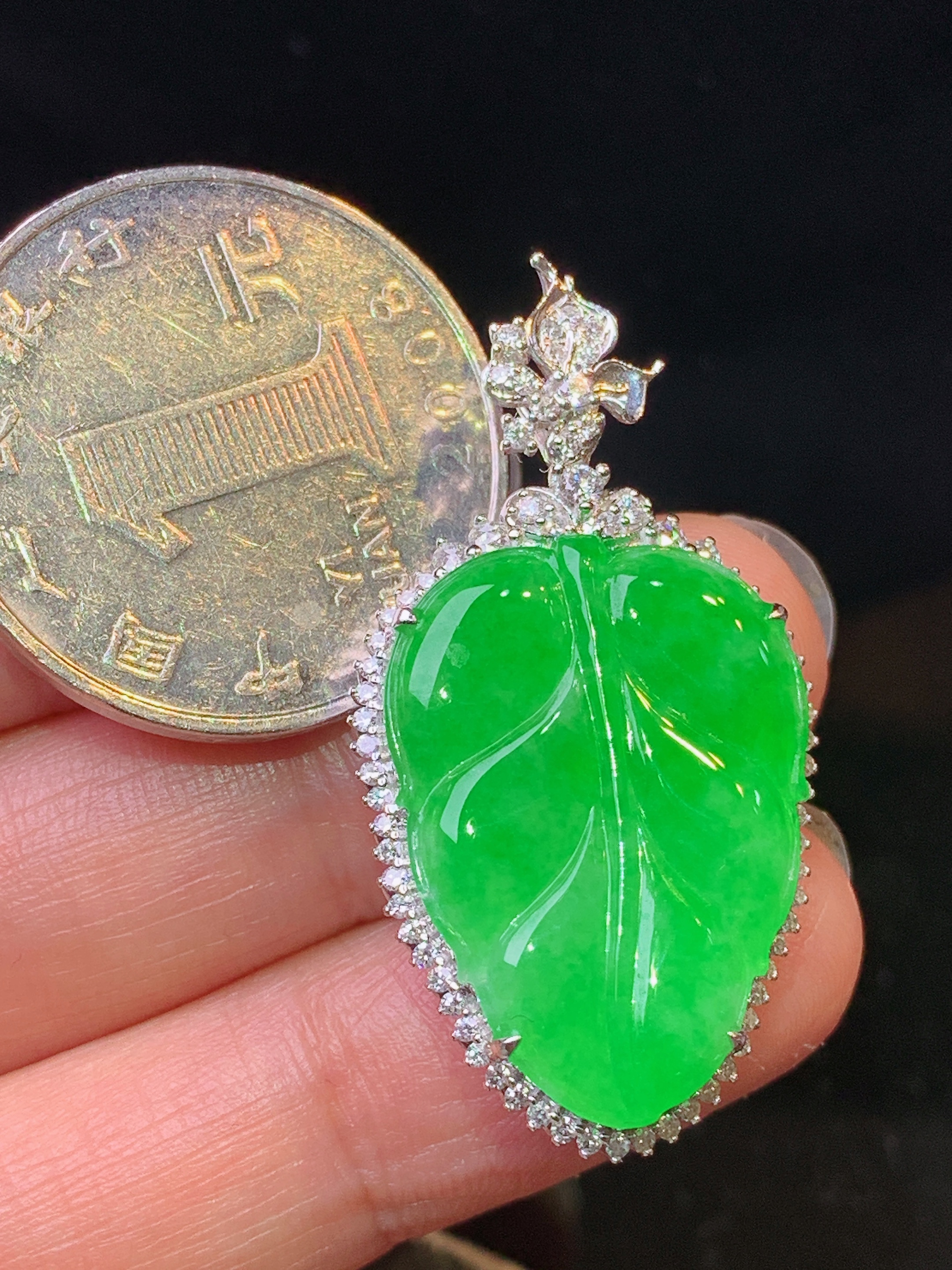 18k金钻镶嵌翠绿树叶吊坠 玉质细腻 色泽艳丽清新 水润亮眼 整体尺寸37.6*19.6*7m2